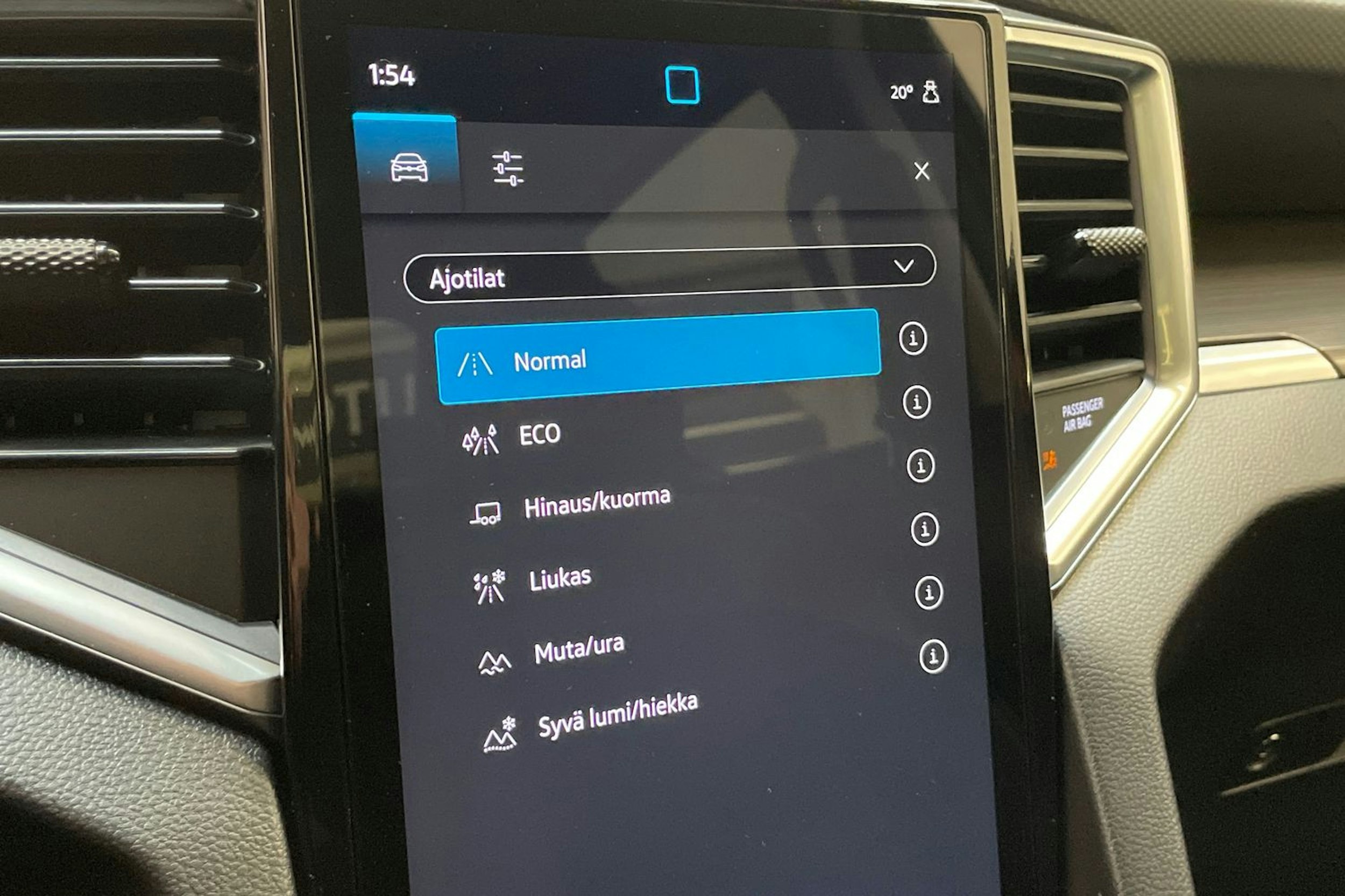 punainen Volkswagen Amarok 2023 kuva 26.