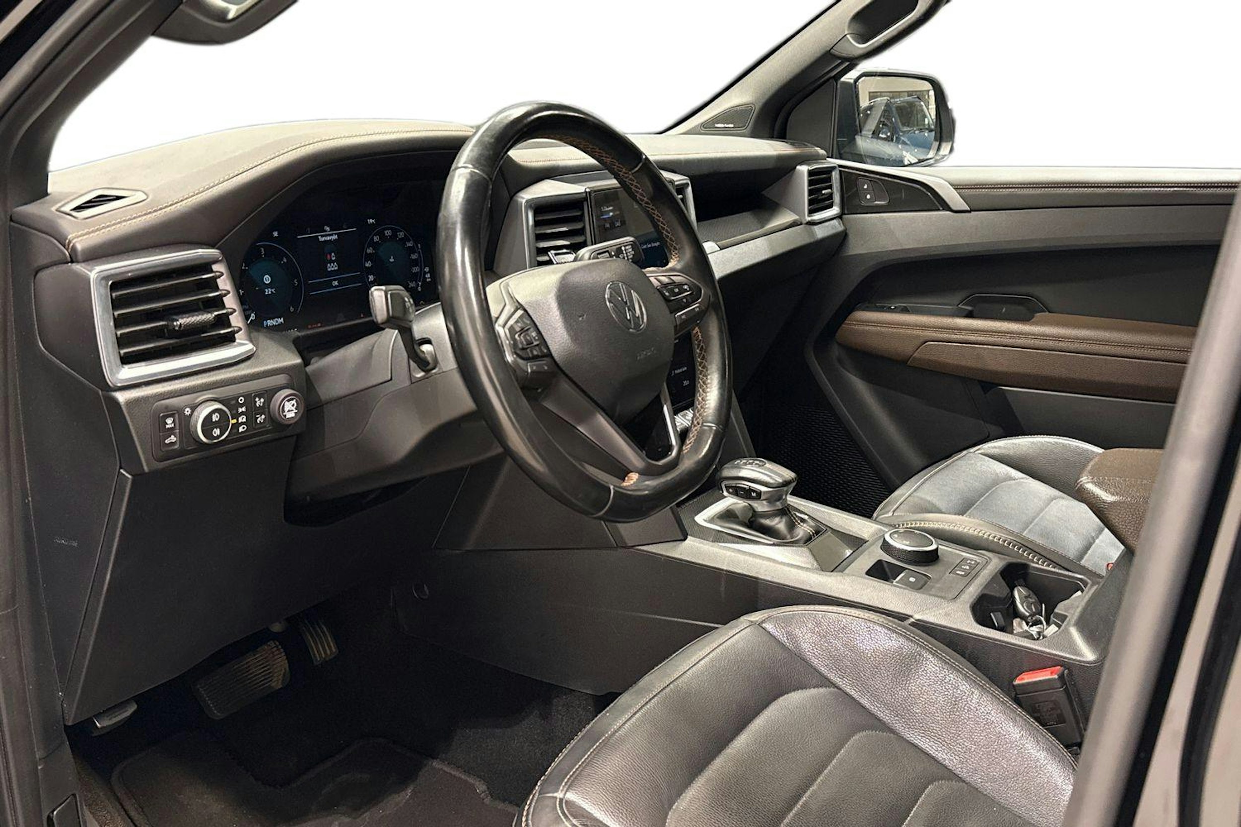 musta Volkswagen Amarok 2023 kuva 8.