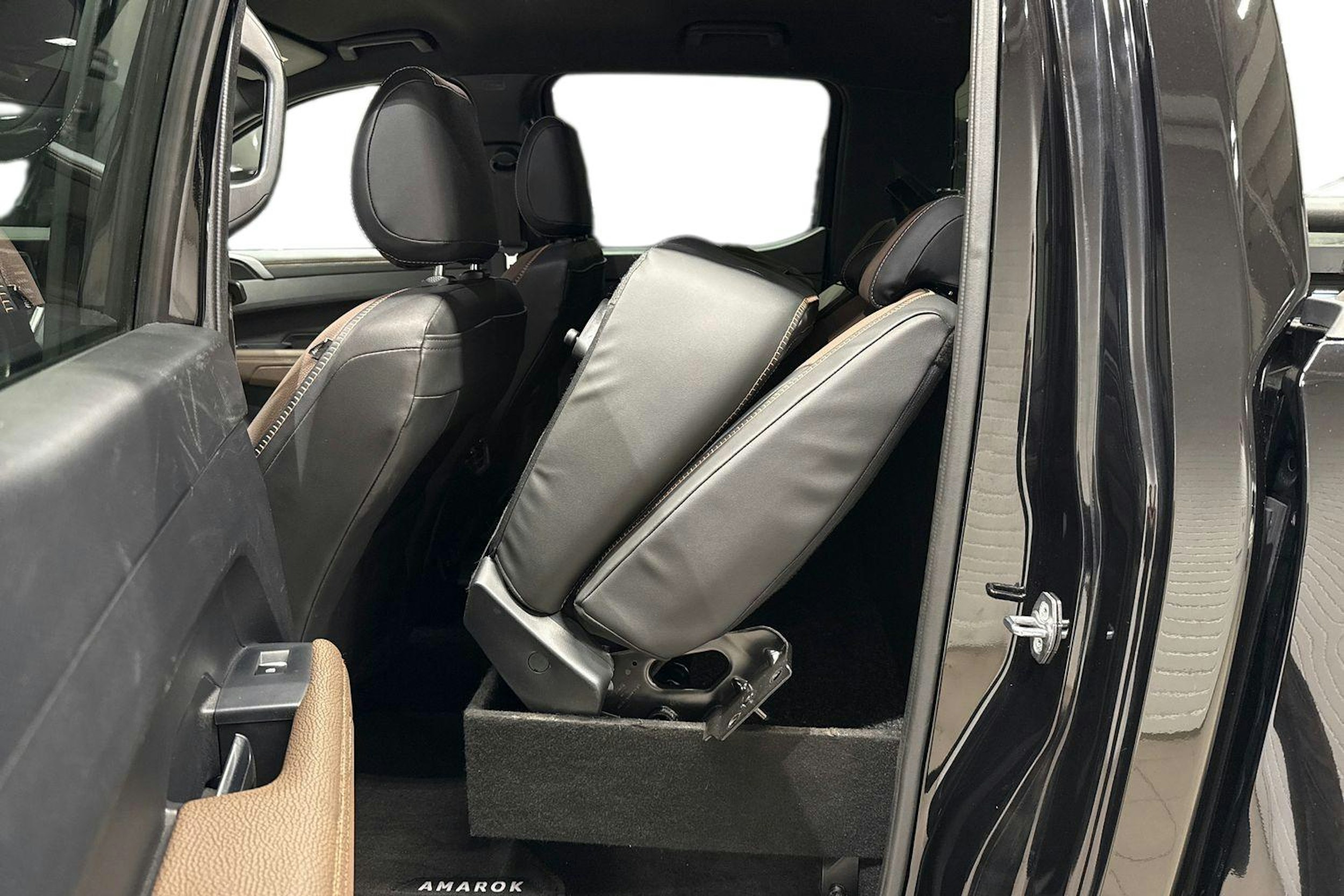 musta Volkswagen Amarok 2023 kuva 11.