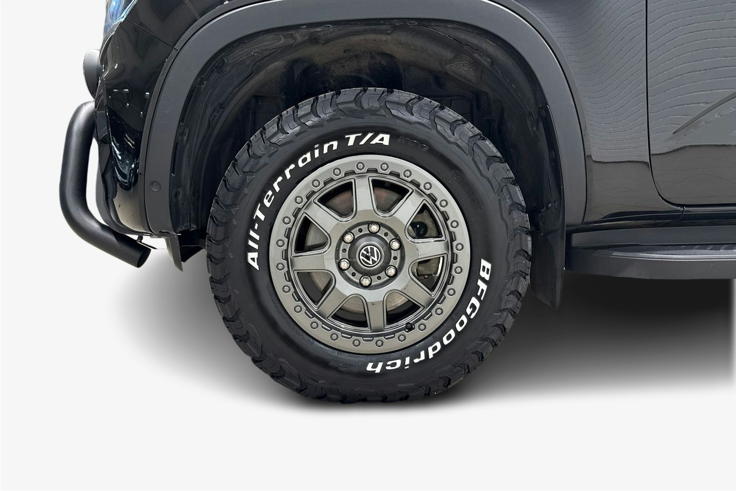 musta Volkswagen Amarok 2023 kuva 12.