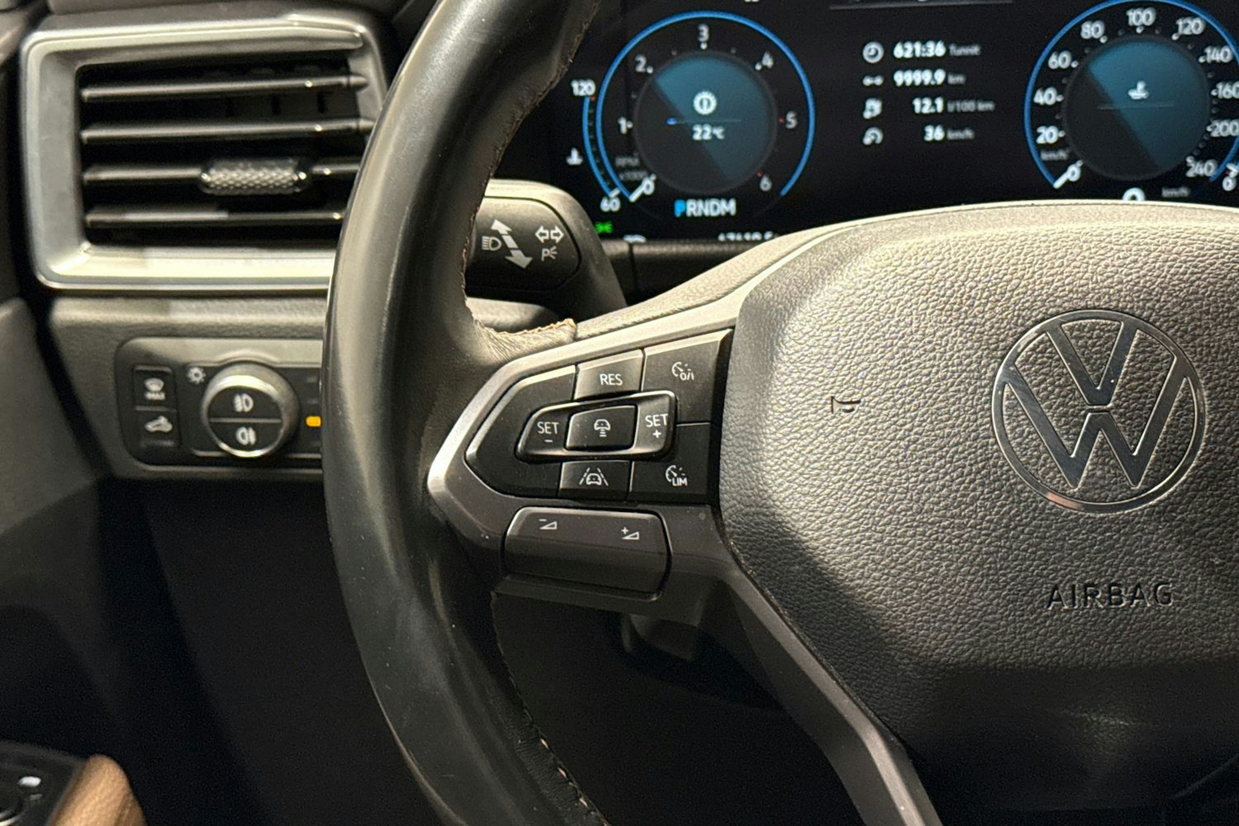 musta Volkswagen Amarok 2023 kuva 15.