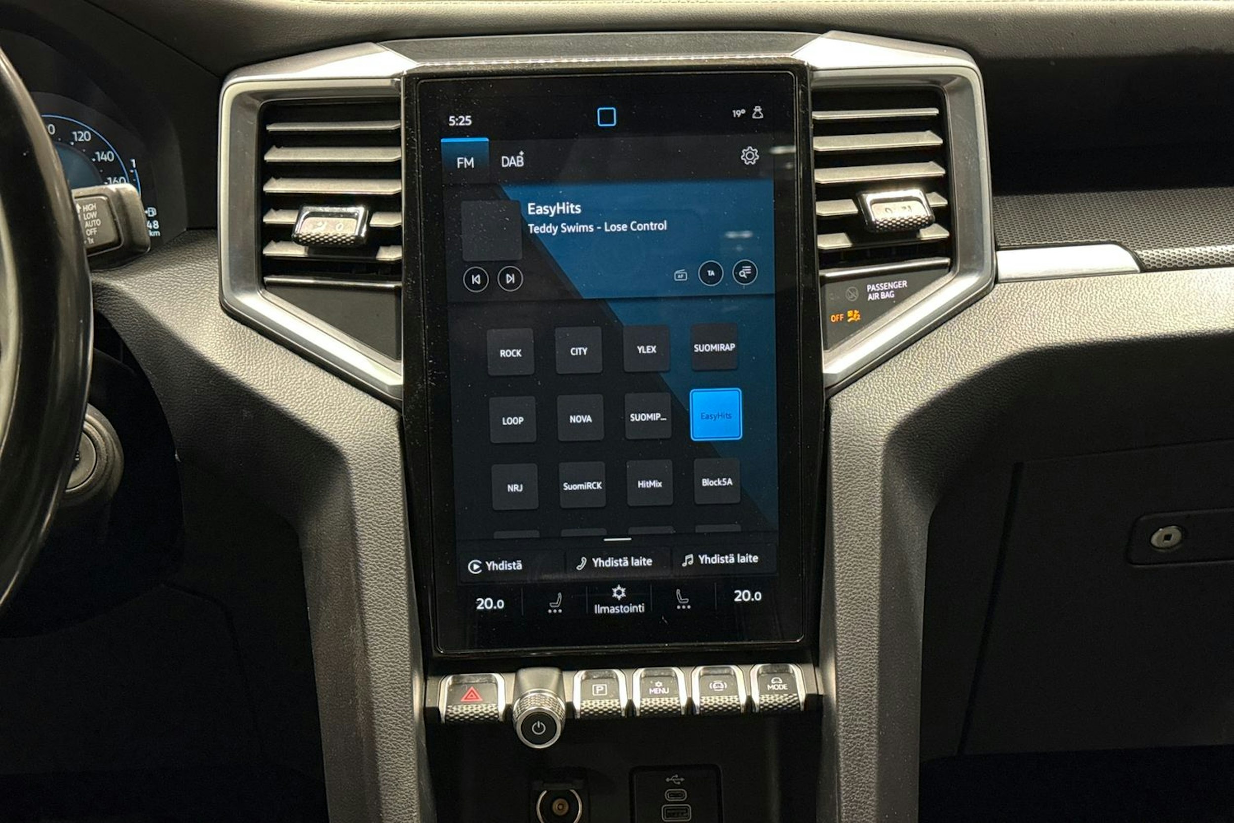 musta Volkswagen Amarok 2023 kuva 17.