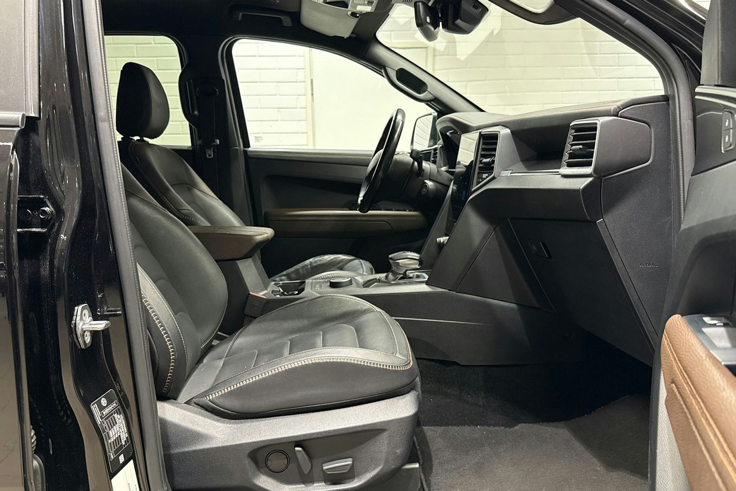 musta Volkswagen Amarok 2023 kuva 18.