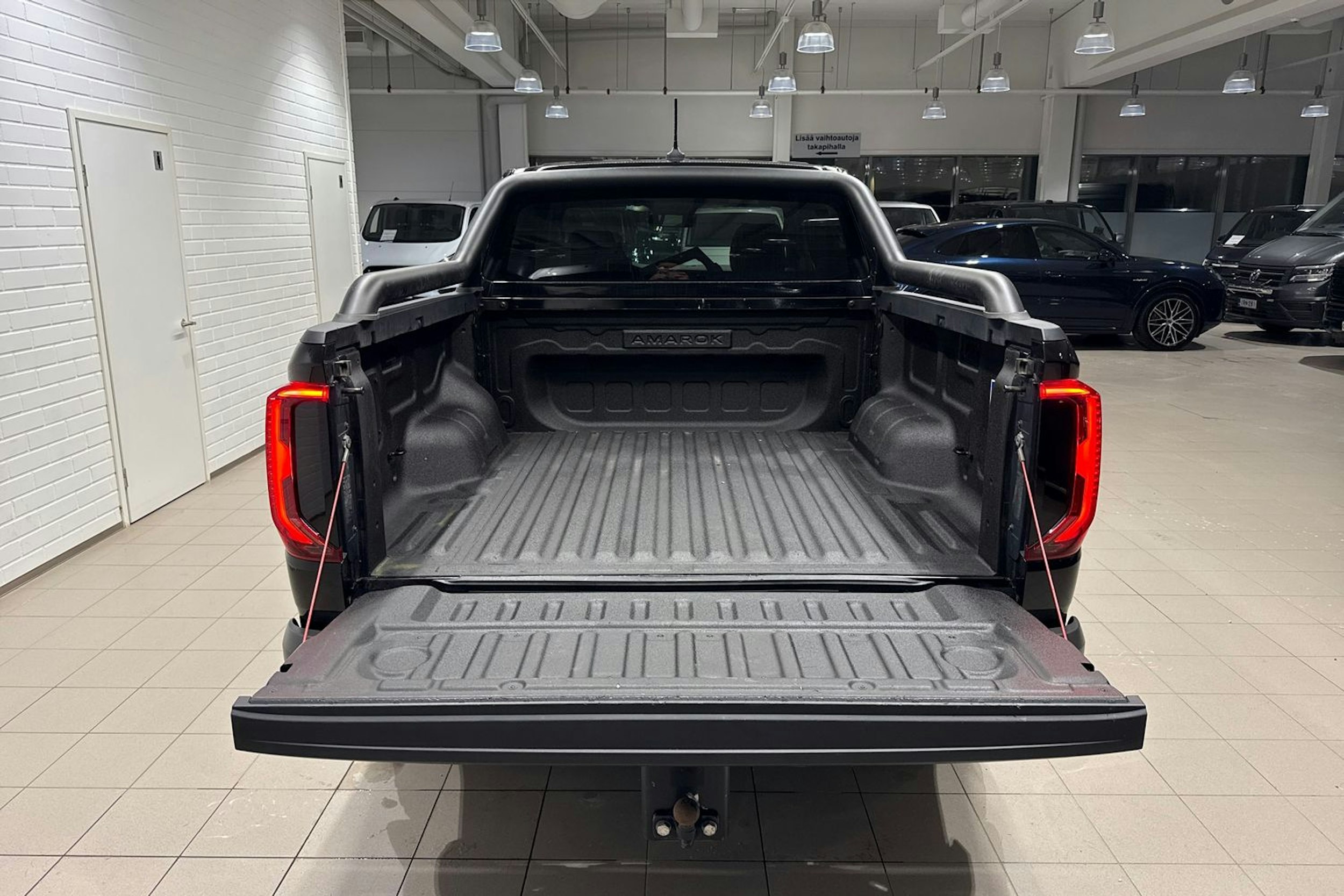 musta Volkswagen Amarok 2023 kuva 19.