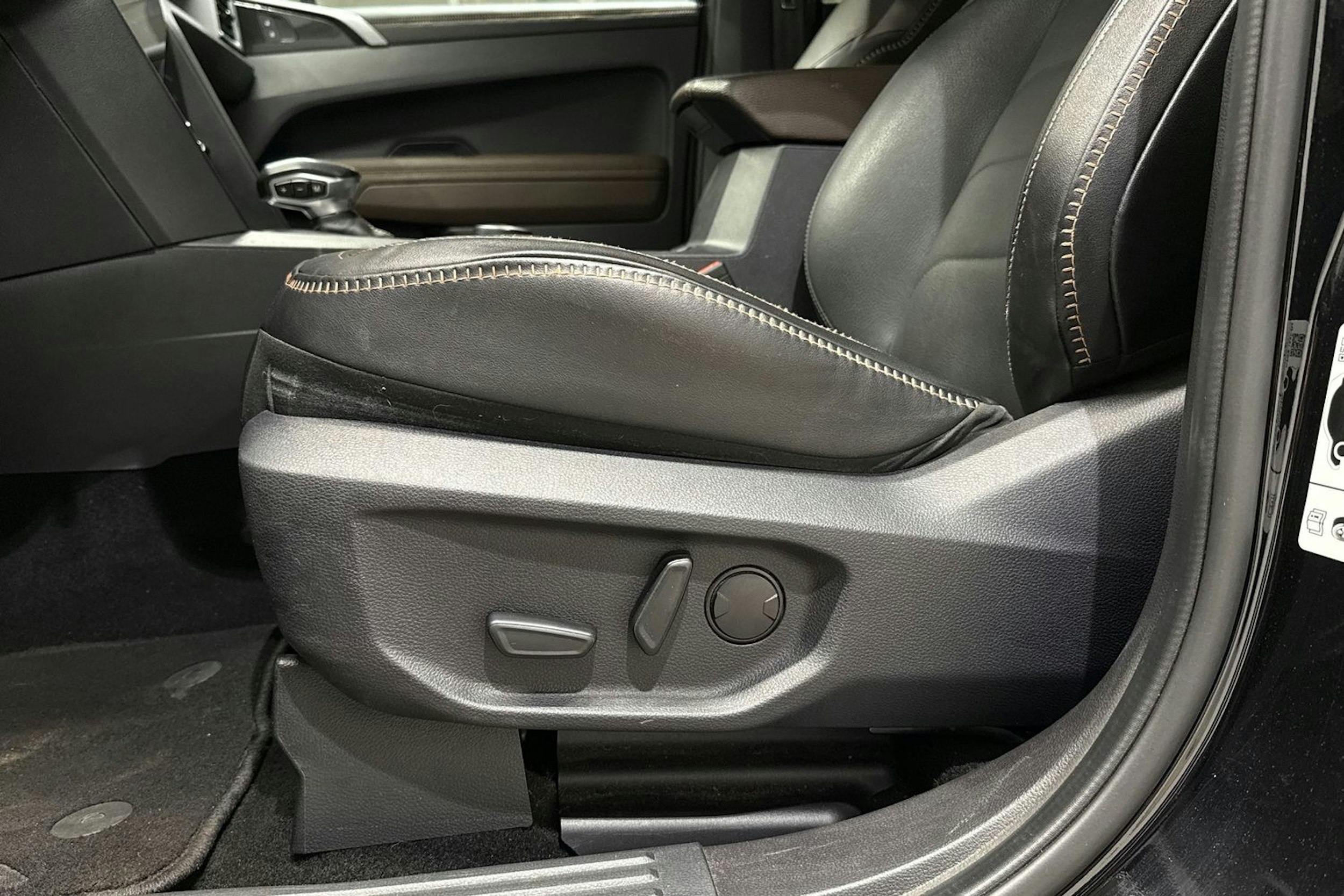 musta Volkswagen Amarok 2023 kuva 20.