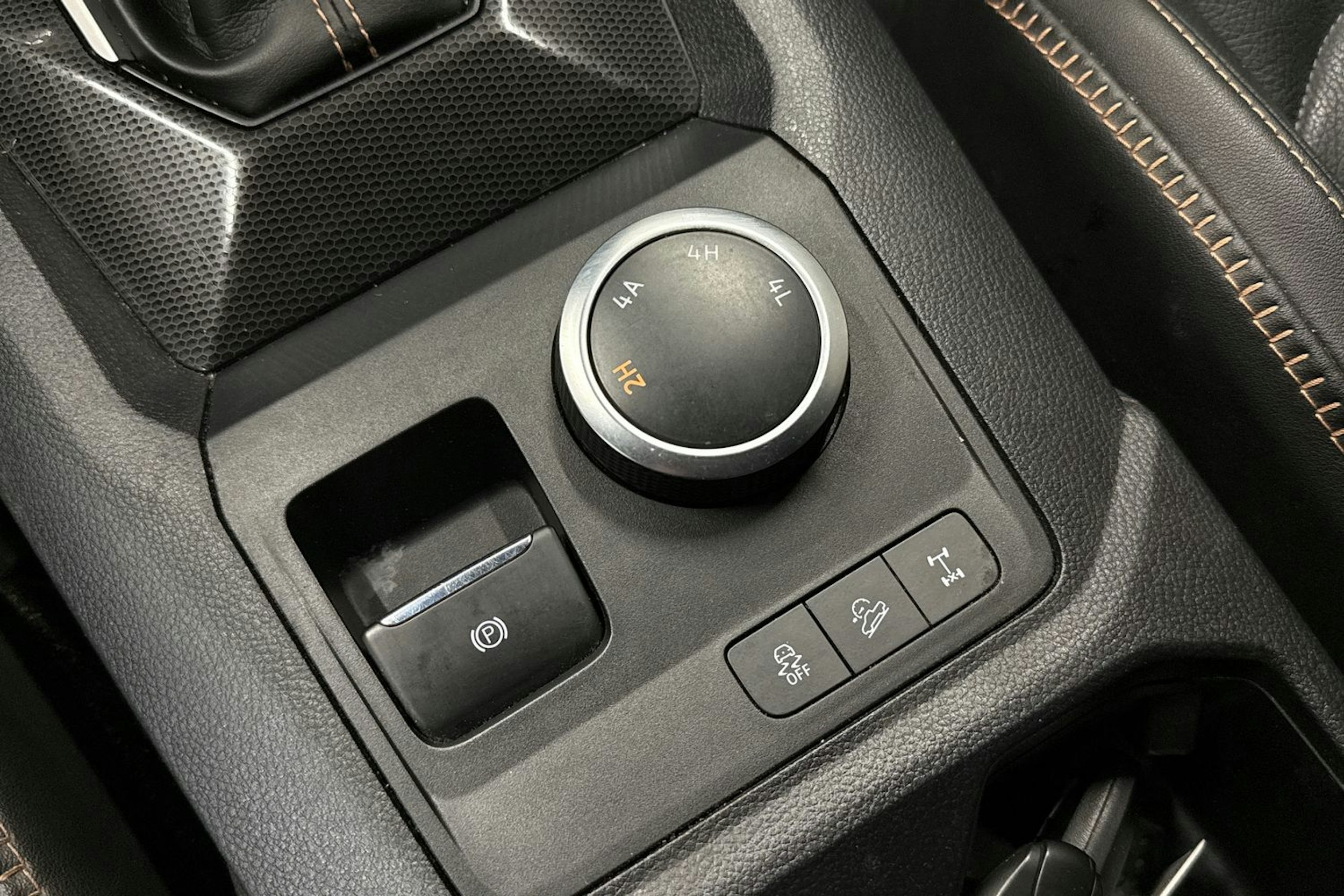 musta Volkswagen Amarok 2023 kuva 26.