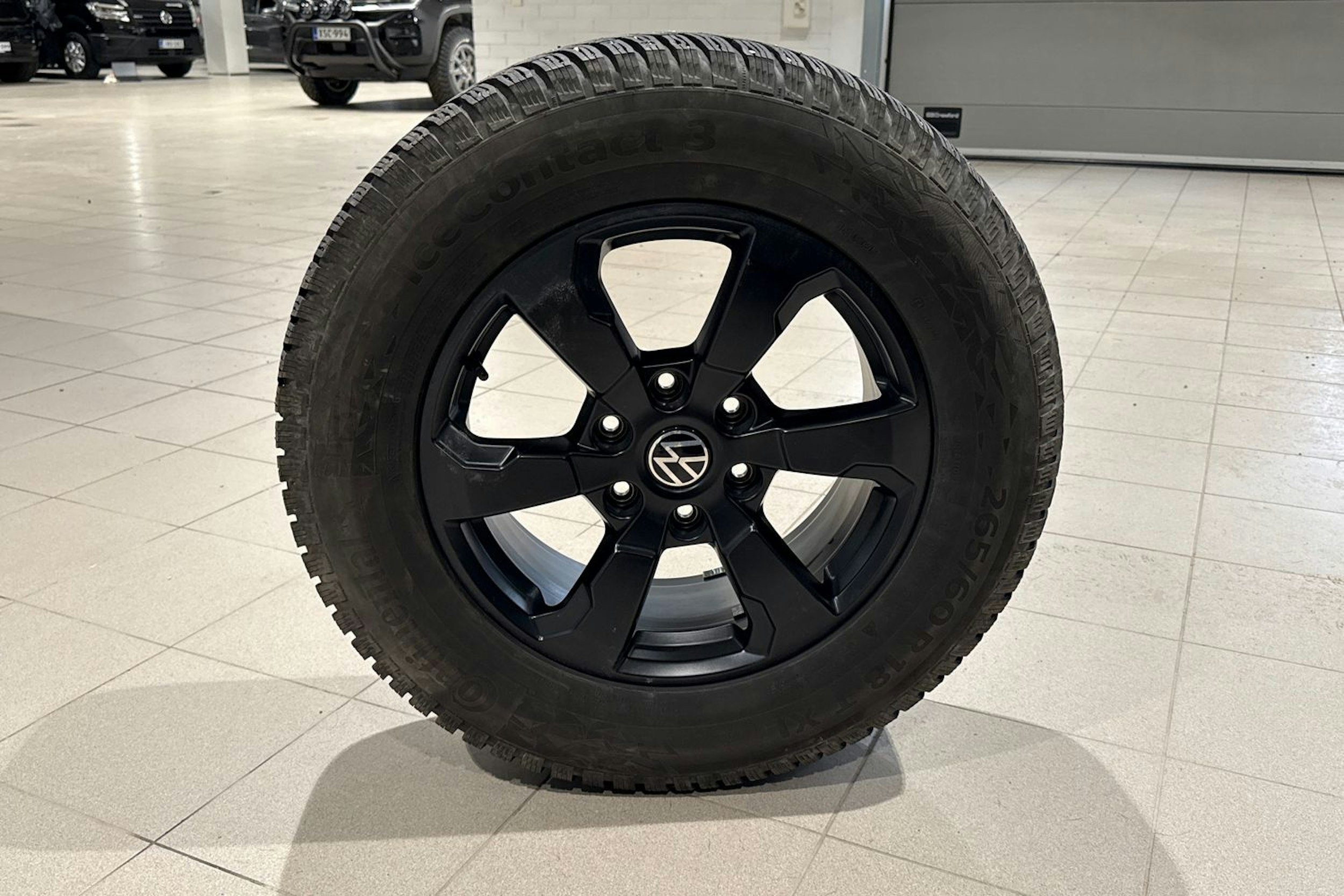 musta Volkswagen Amarok 2023 kuva 30.