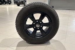 musta Volkswagen Amarok 2023 kuva 30.