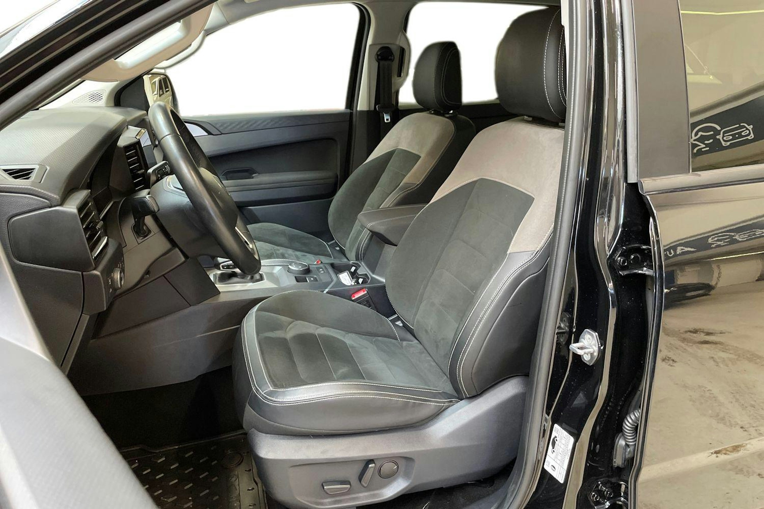 musta Volkswagen Amarok 2024 kuva 8.