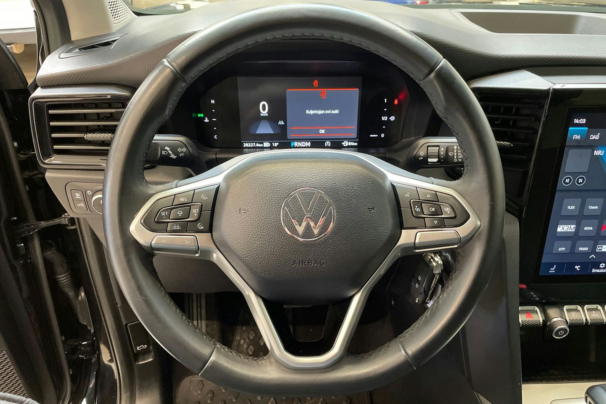 musta Volkswagen Amarok 2024 kuva 16.