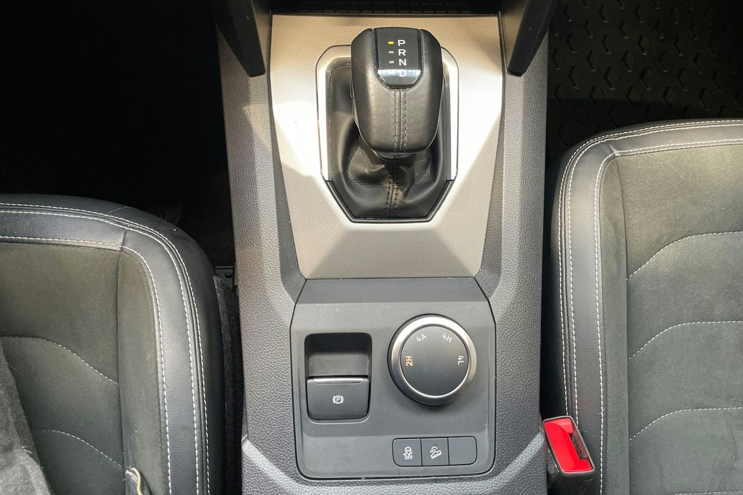 musta Volkswagen Amarok 2024 kuva 27.