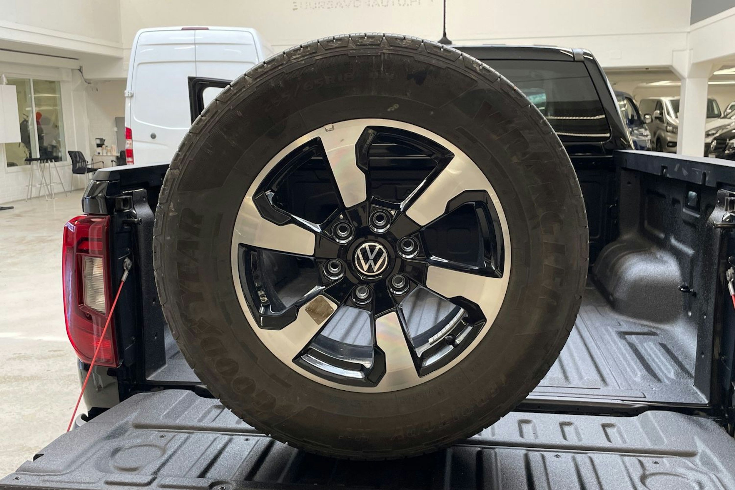 musta Volkswagen Amarok 2024 kuva 32.