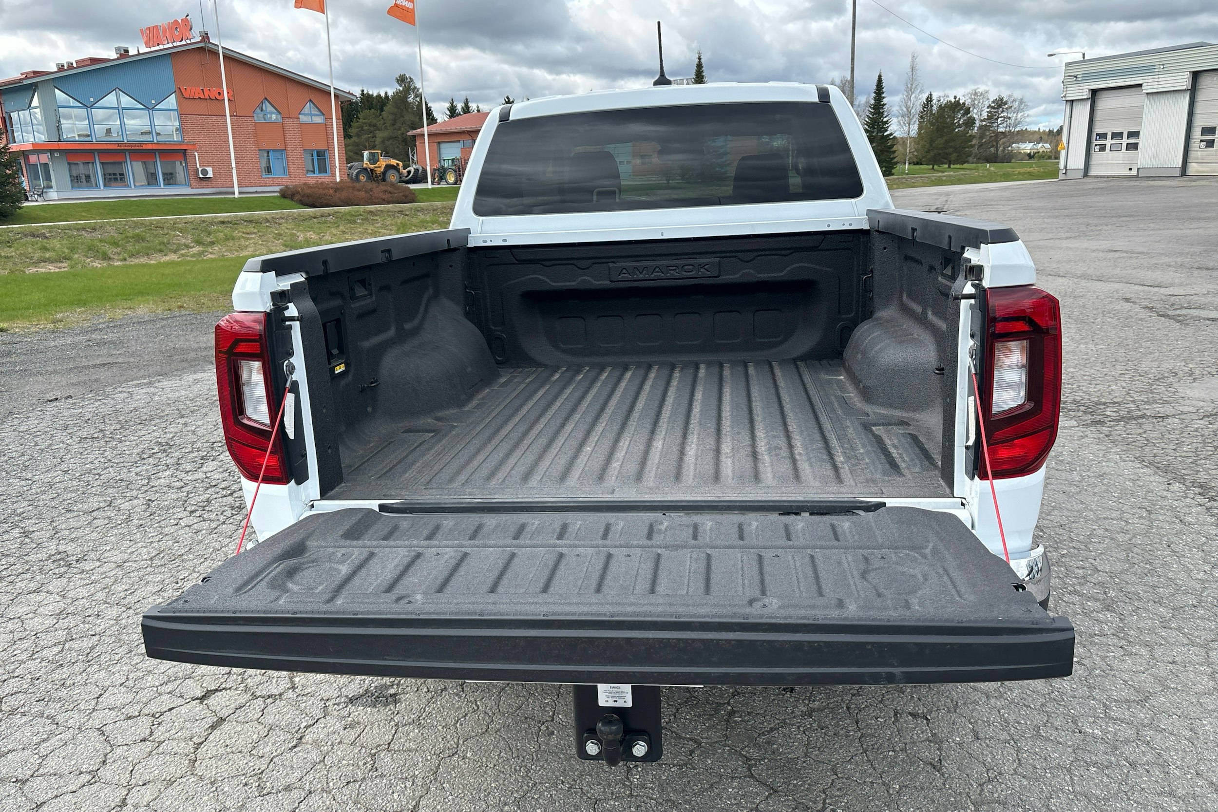 valkoinen Volkswagen Amarok 2024 kuva 15.