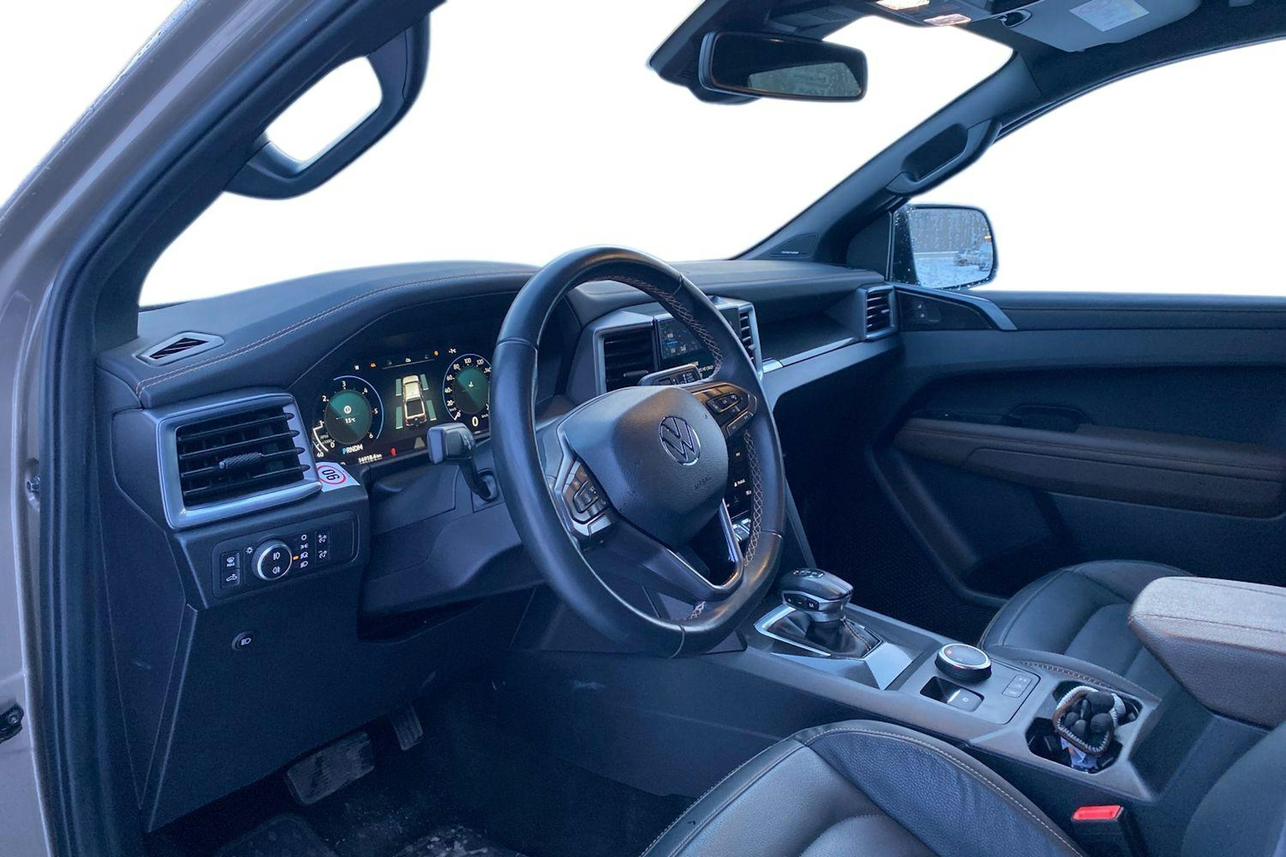 harmaa Volkswagen Amarok 2024 kuva 8.