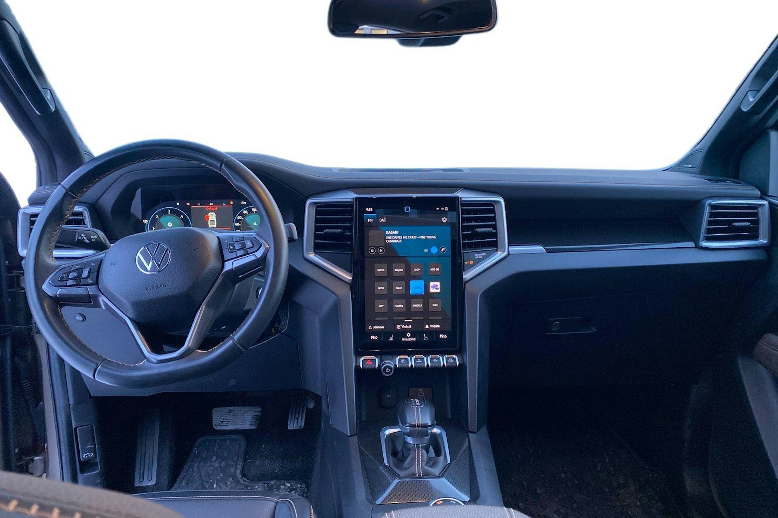 harmaa Volkswagen Amarok 2024 kuva 9.