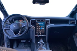 harmaa Volkswagen Amarok 2024 kuva 9.