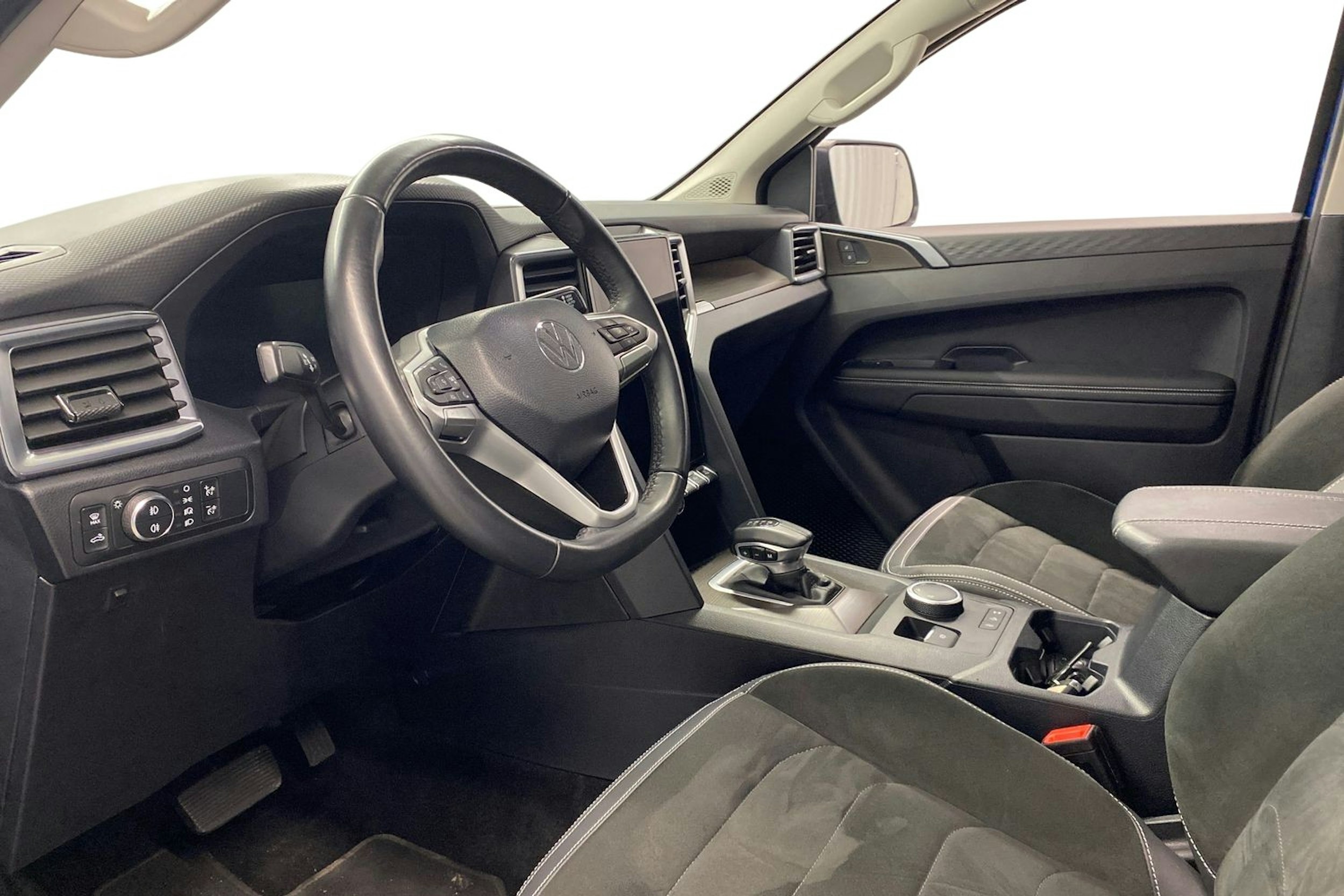sininen Volkswagen Amarok 2024 kuva 7.