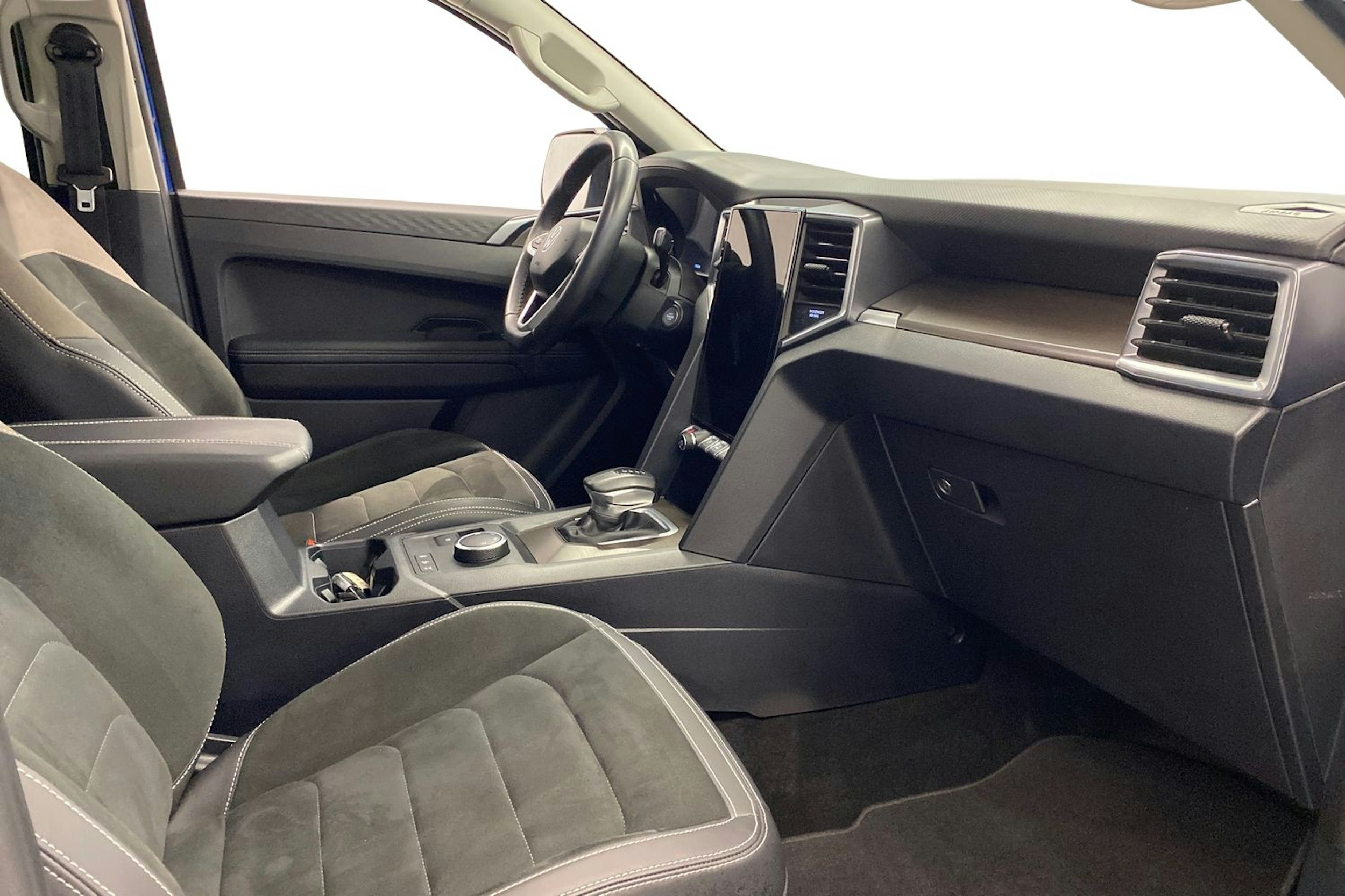 sininen Volkswagen Amarok 2024 kuva 9.
