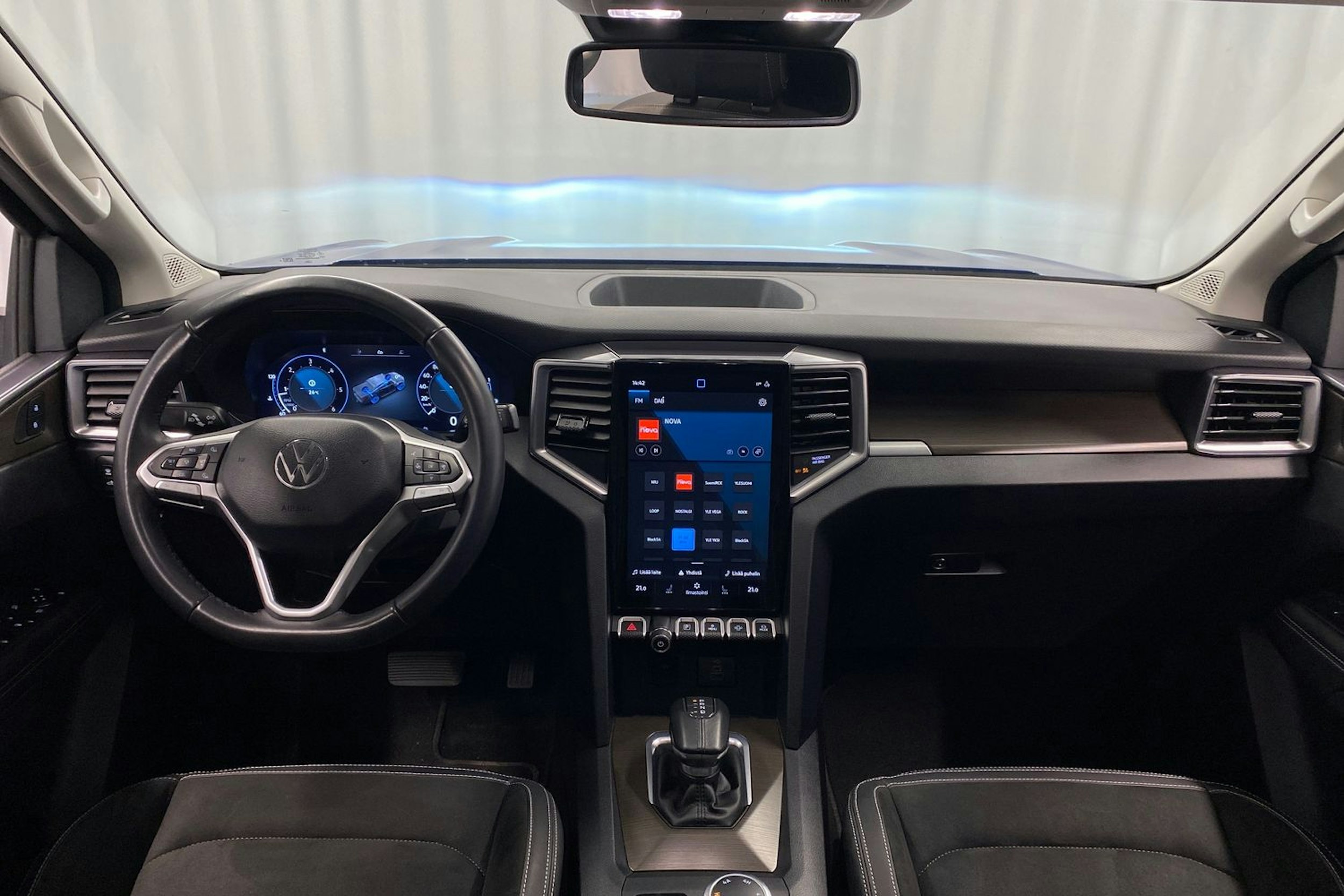 sininen Volkswagen Amarok 2024 kuva 13.