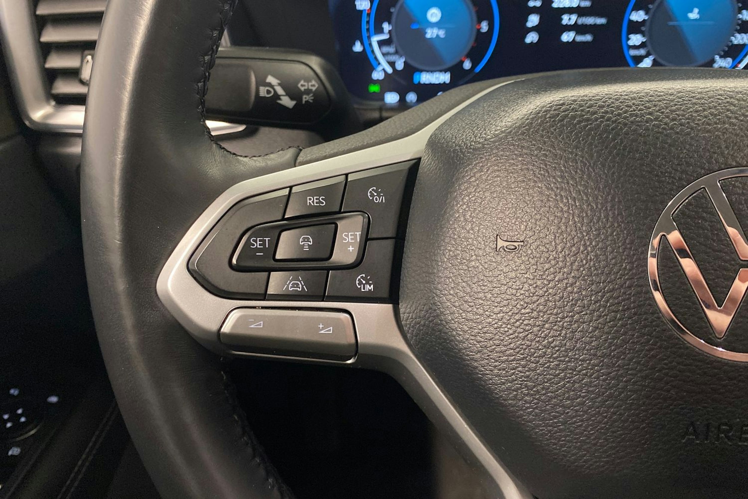 sininen Volkswagen Amarok 2024 kuva 16.