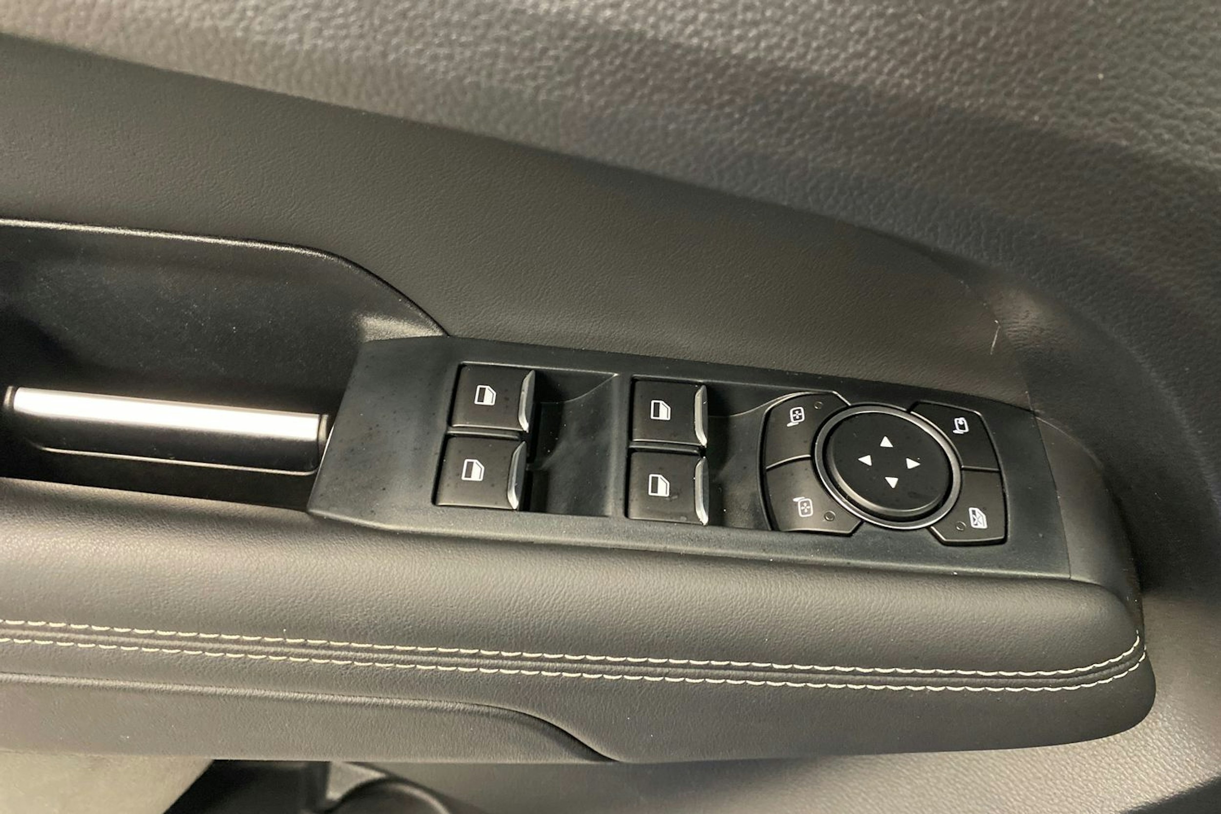sininen Volkswagen Amarok 2024 kuva 27.