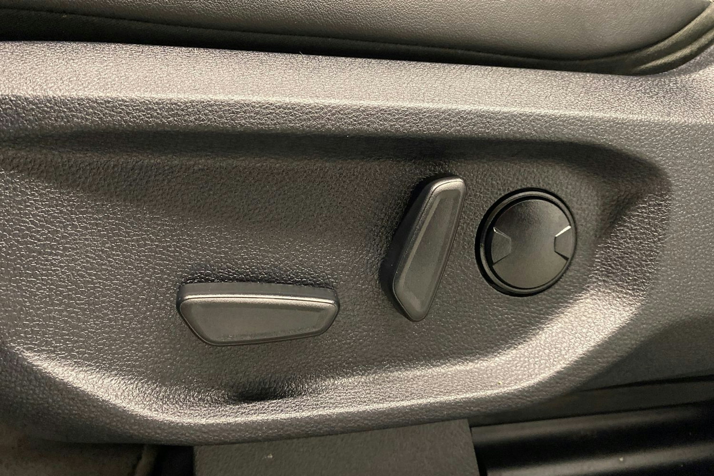 sininen Volkswagen Amarok 2024 kuva 29.