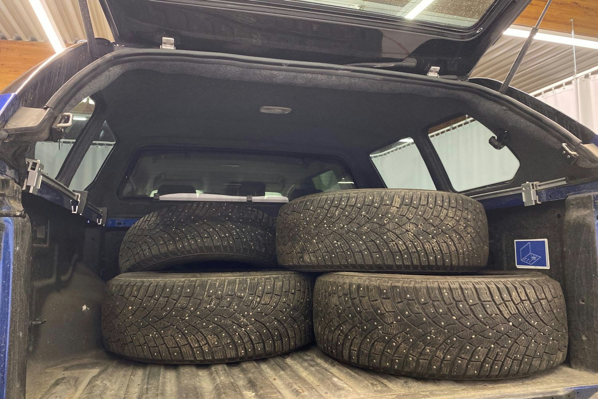 sininen Volkswagen Amarok 2024 kuva 32.