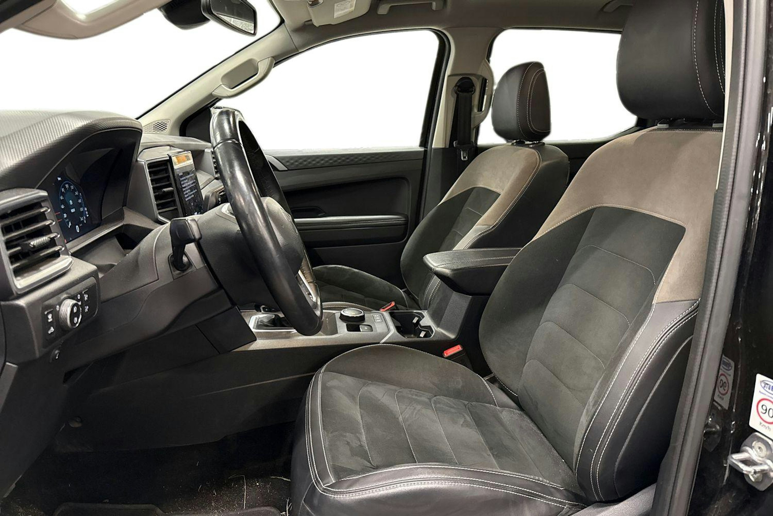 Musta Volkswagen Amarok 2024 kuva 3.