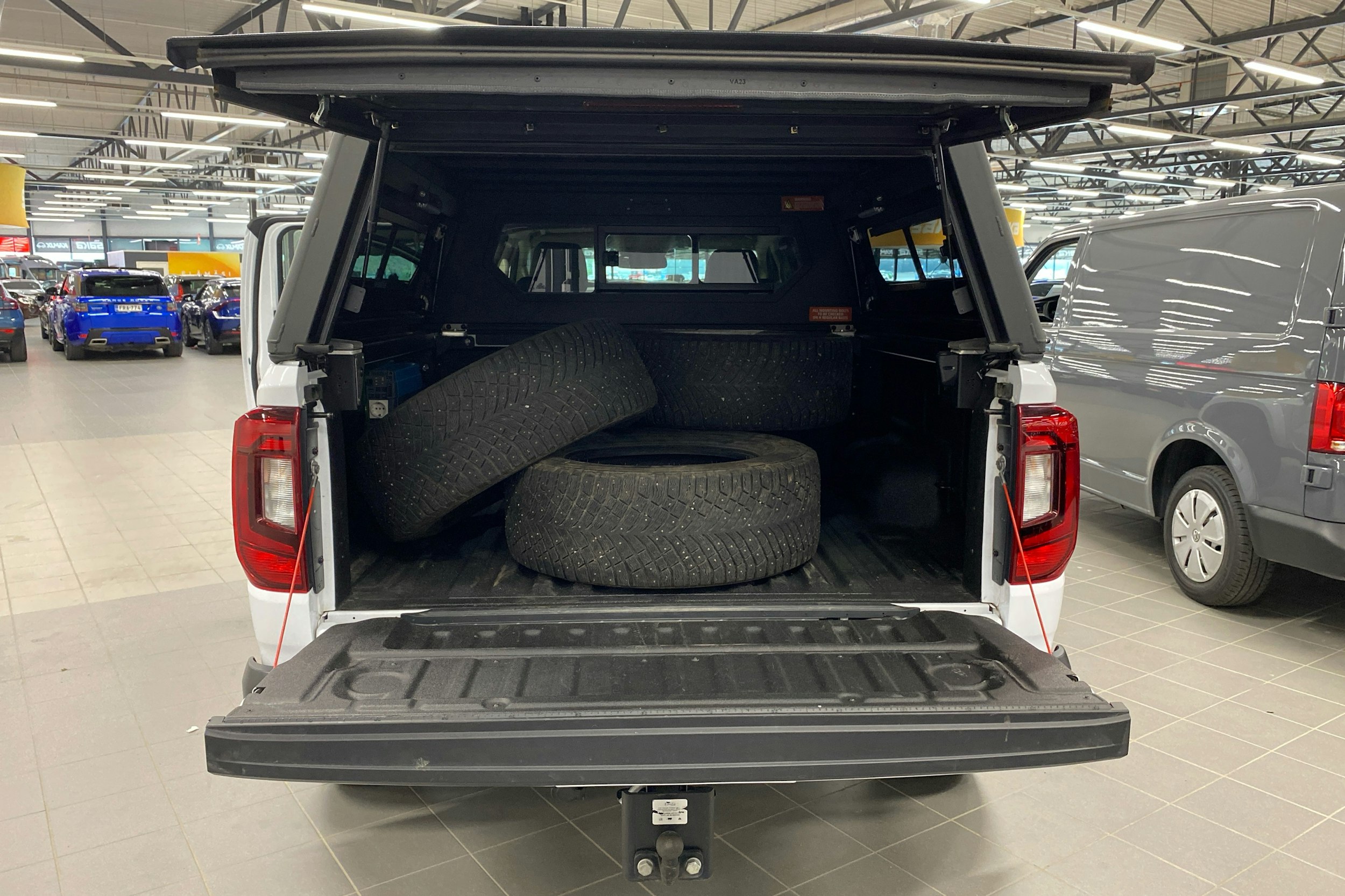 valkoinen Volkswagen Amarok 2024 kuva 10.