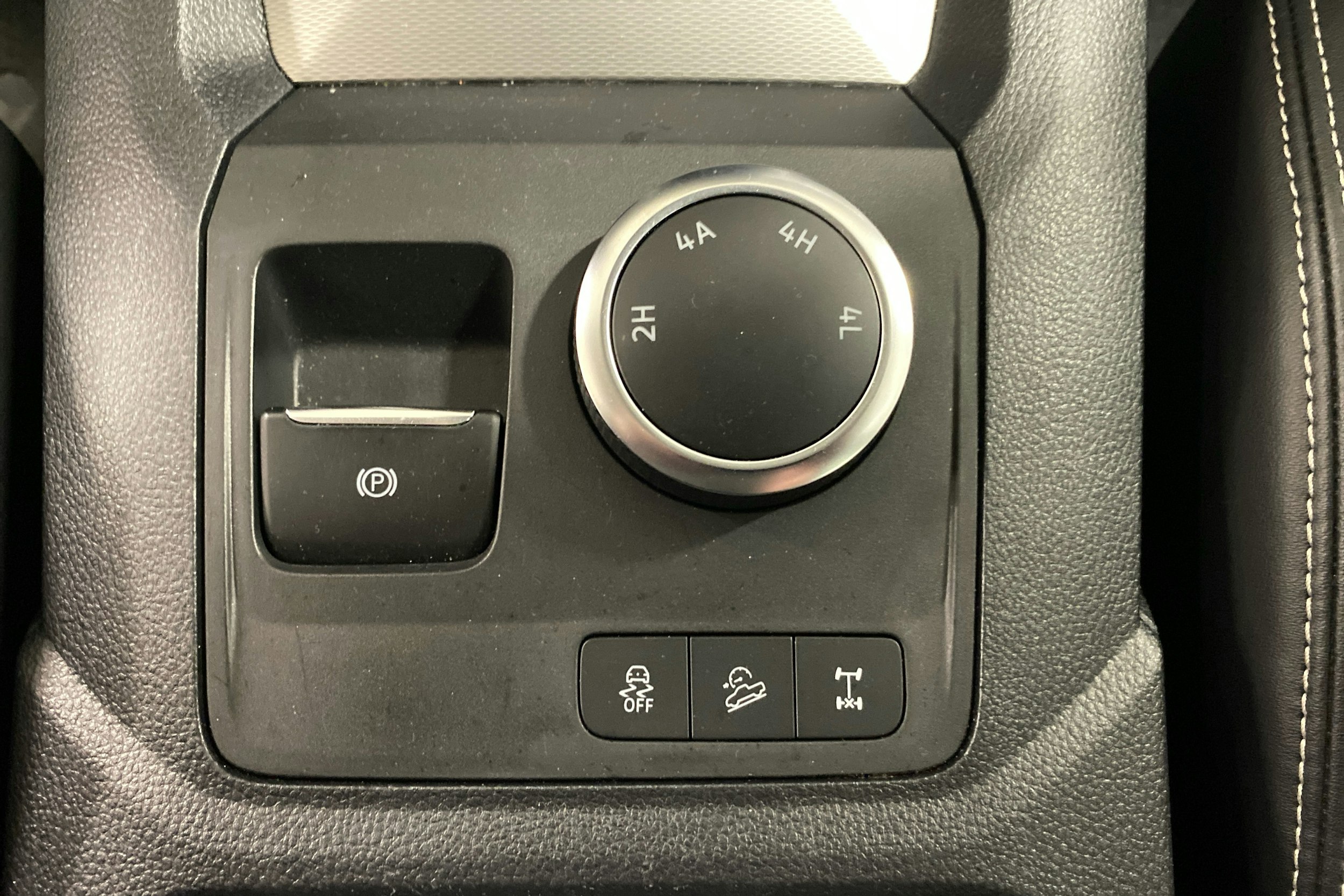 valkoinen Volkswagen Amarok 2024 kuva 14.
