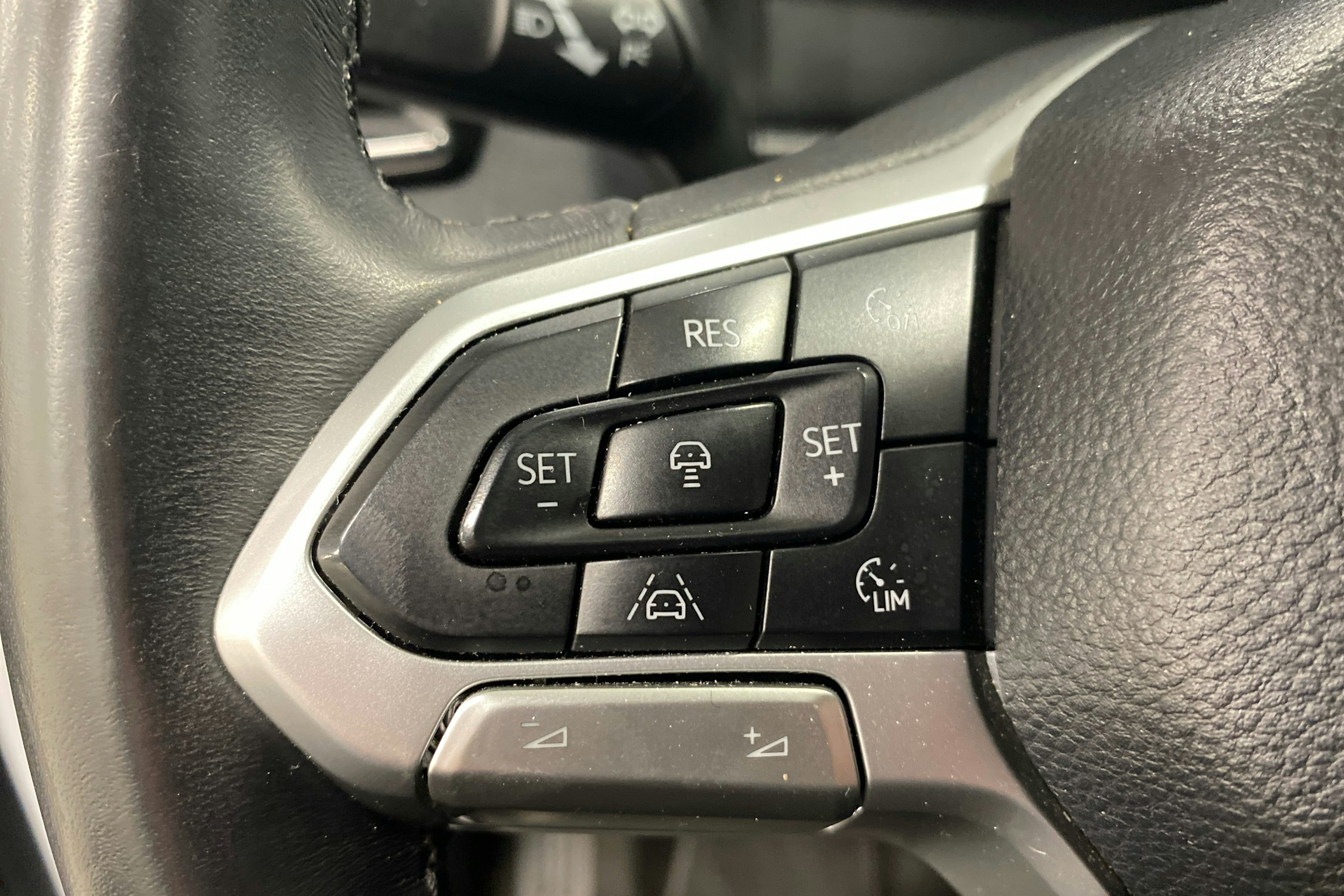 valkoinen Volkswagen Amarok 2024 kuva 15.
