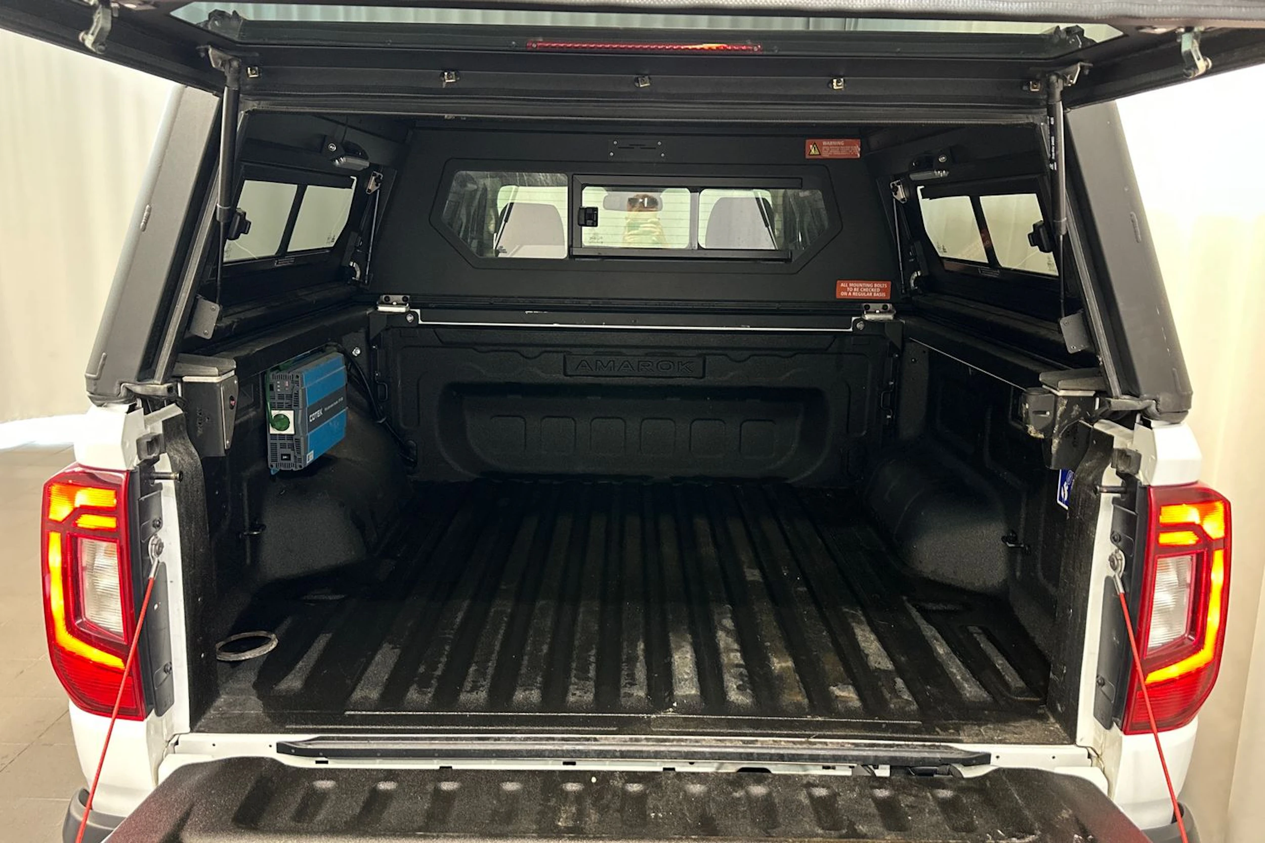 valkoinen Volkswagen Amarok 2024 kuva 17.