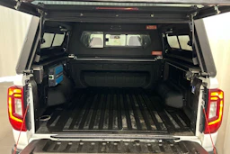 valkoinen Volkswagen Amarok 2024 kuva 17.
