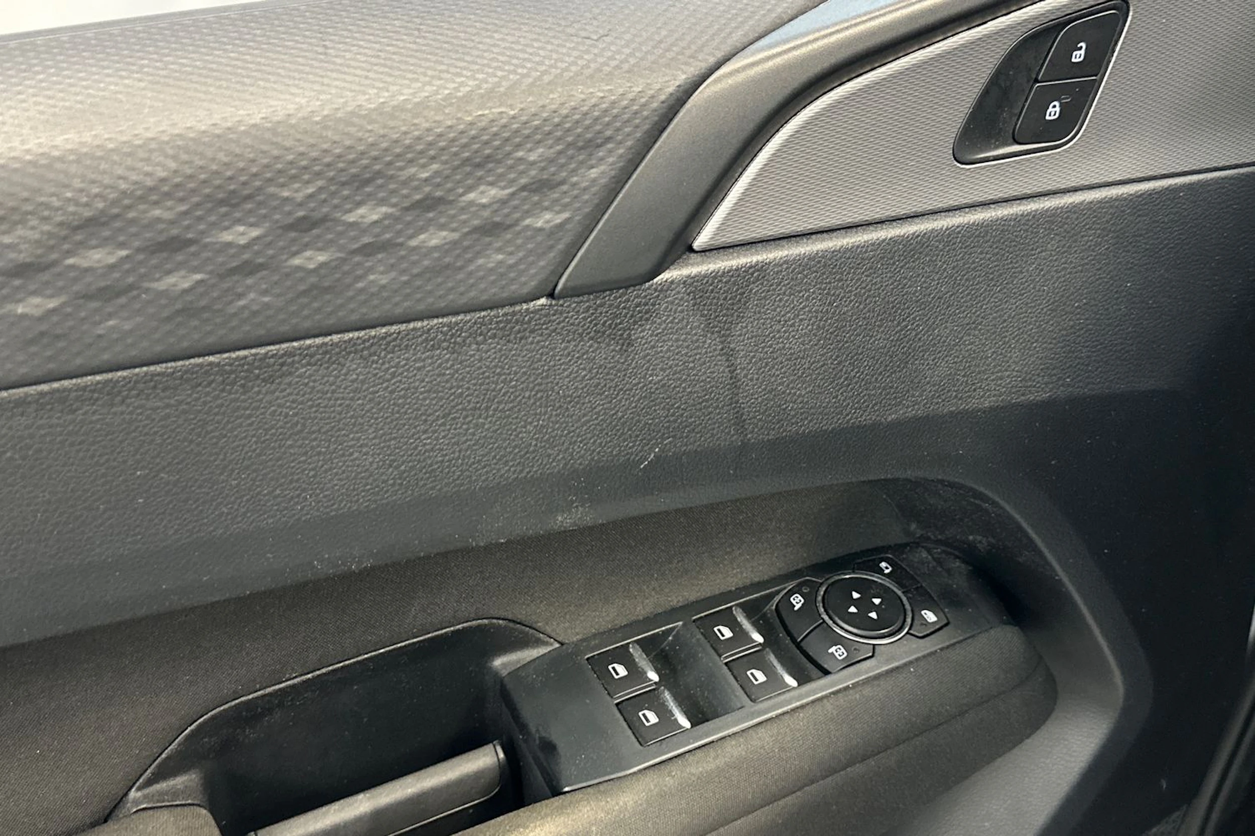 valkoinen Volkswagen Amarok 2024 kuva 19.