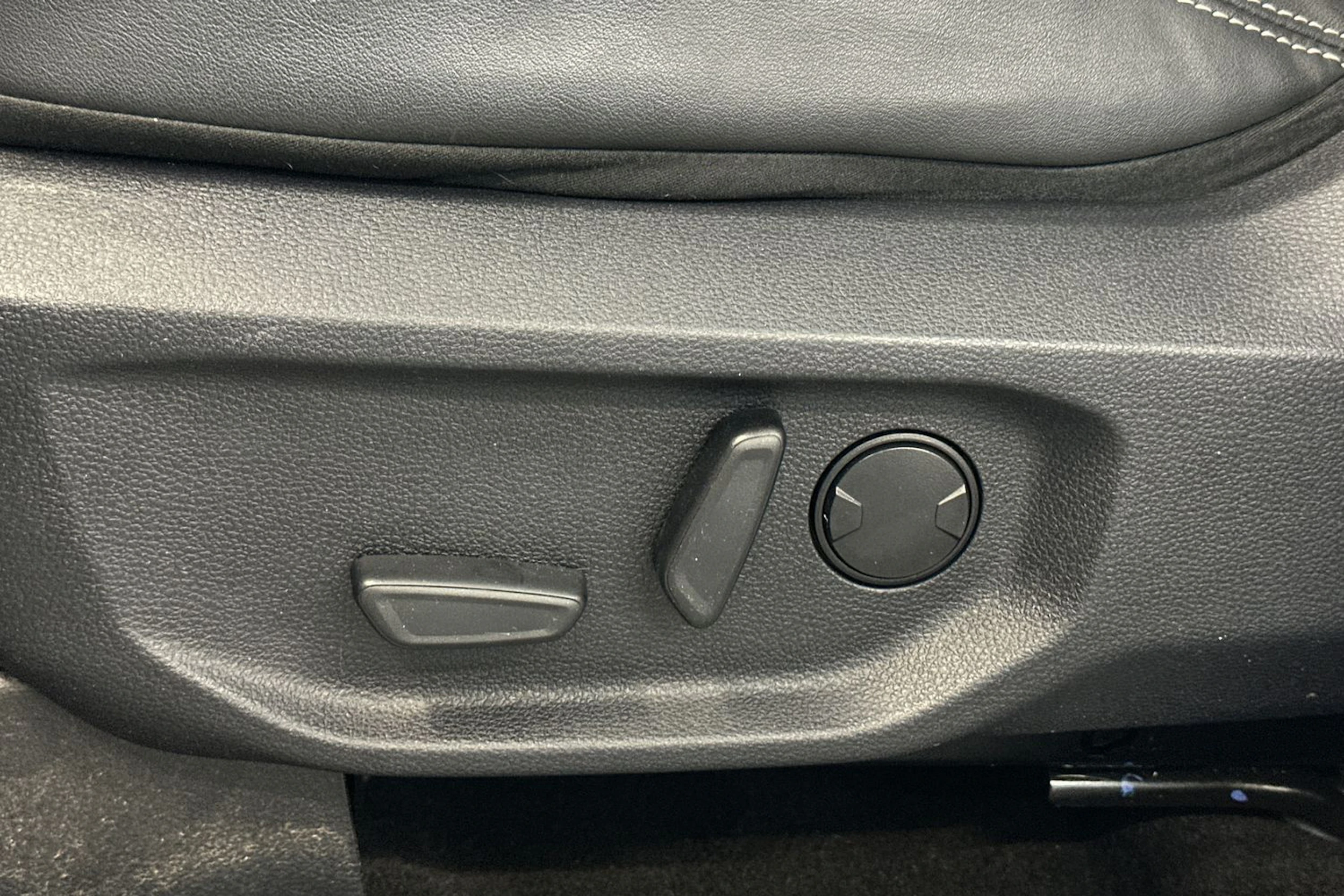 valkoinen Volkswagen Amarok 2024 kuva 20.