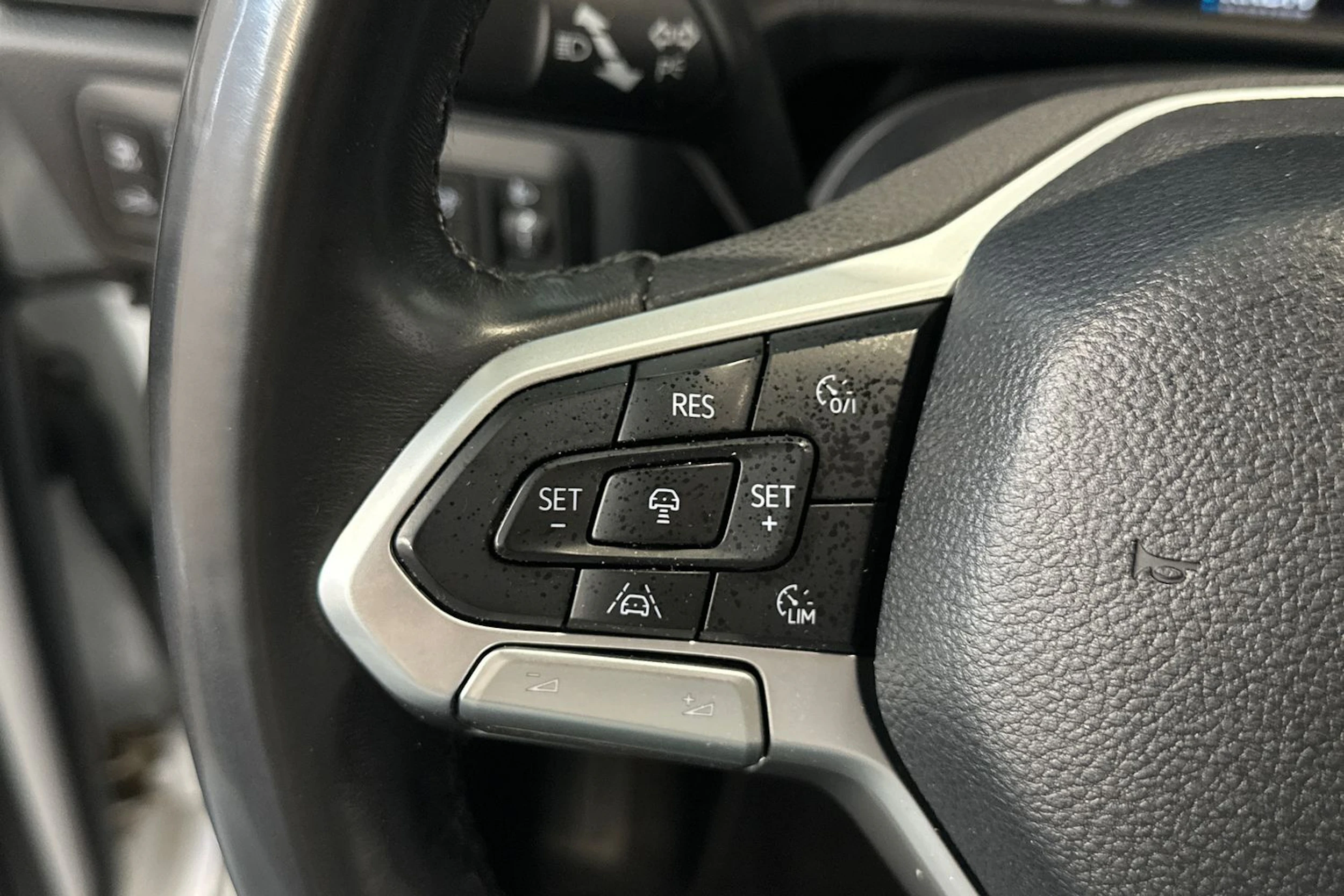 valkoinen Volkswagen Amarok 2024 kuva 22.