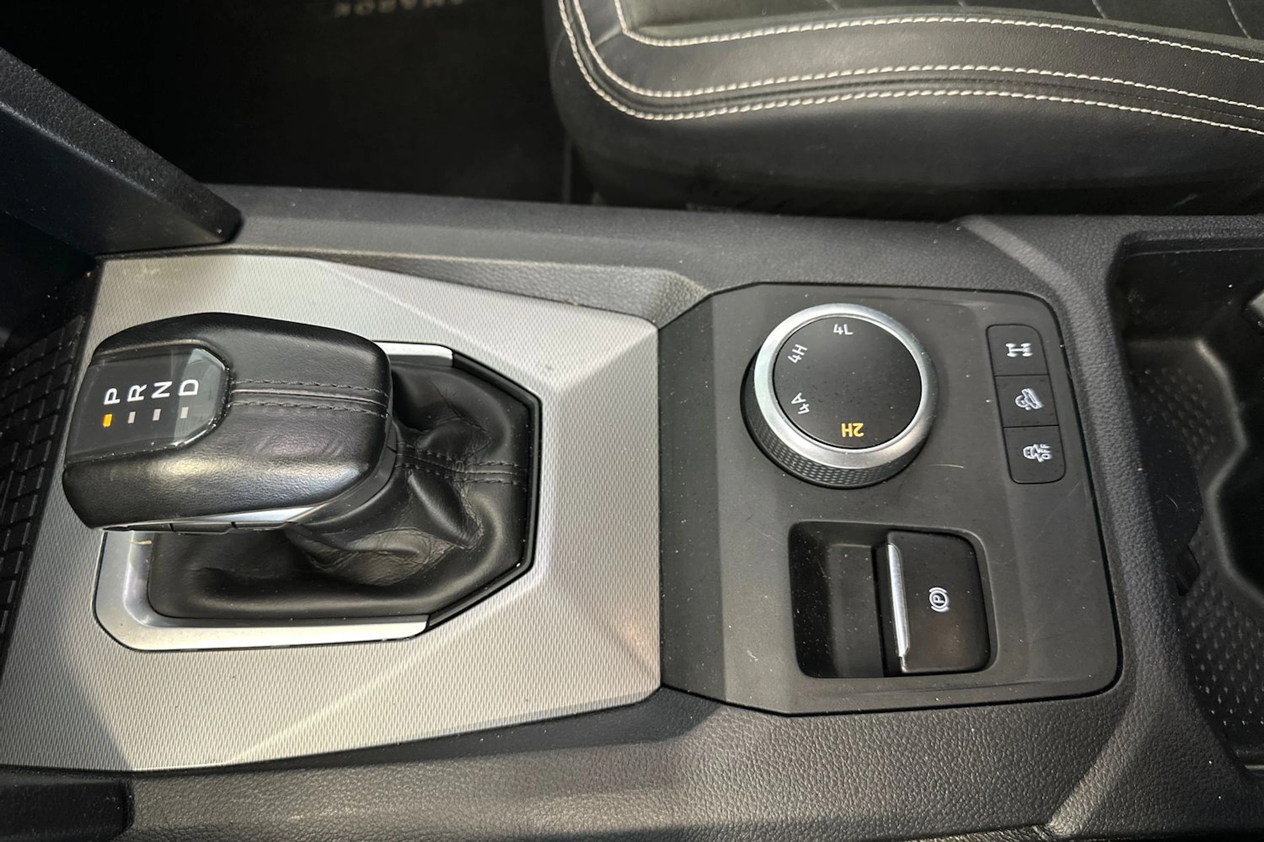 valkoinen Volkswagen Amarok 2024 kuva 25.