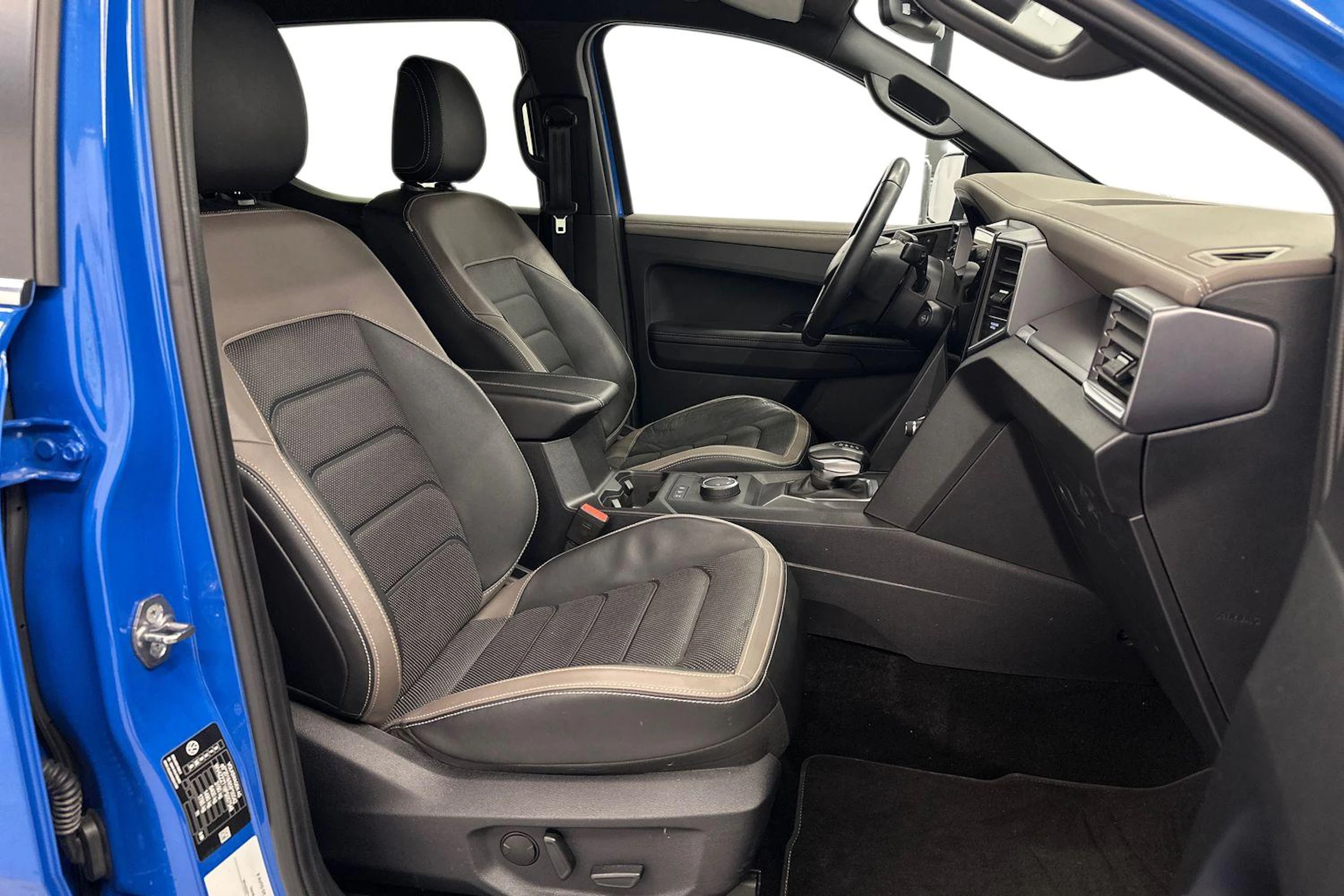 sininen Volkswagen Amarok 2024 kuva 8.