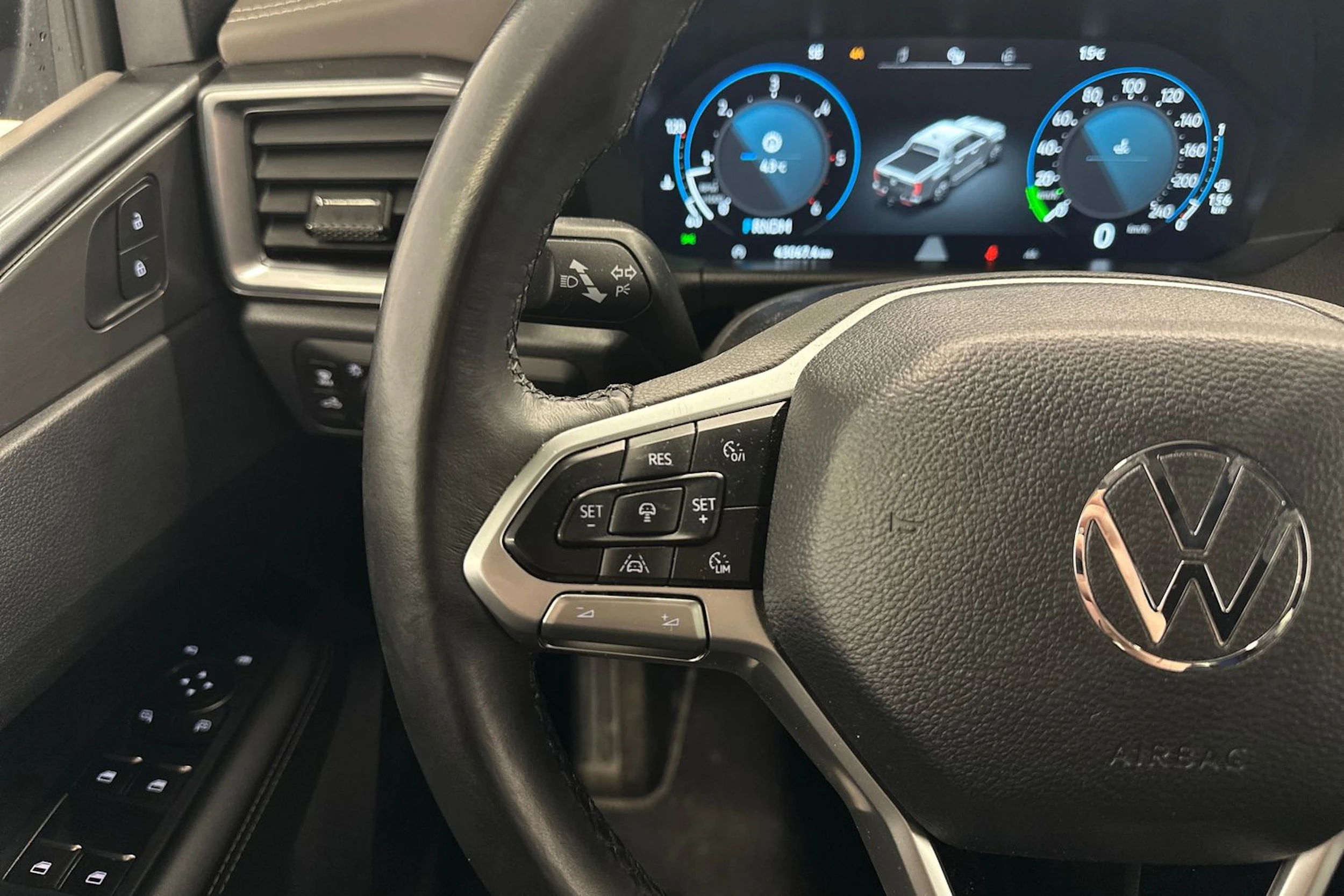 sininen Volkswagen Amarok 2024 kuva 11.