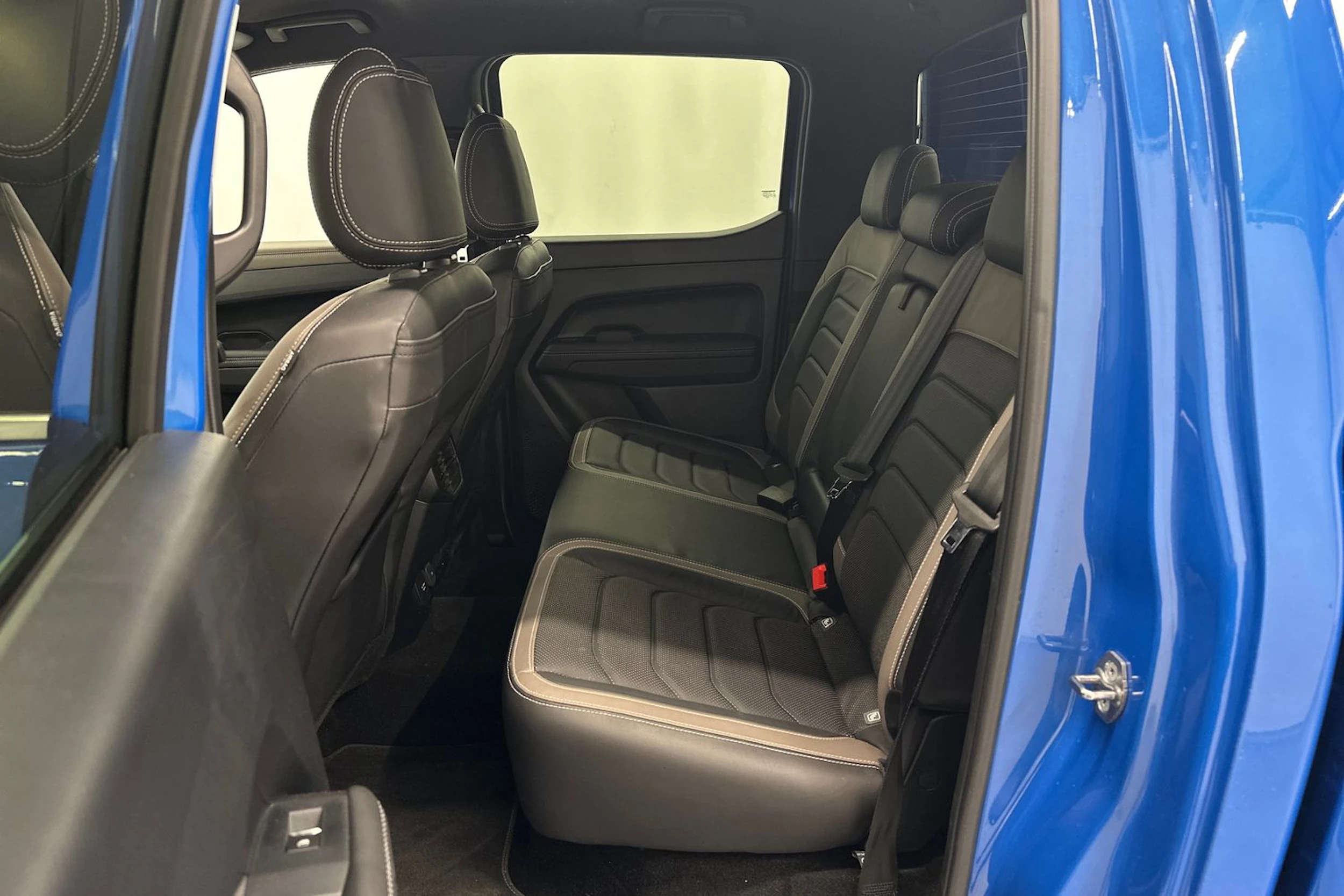 sininen Volkswagen Amarok 2024 kuva 22.