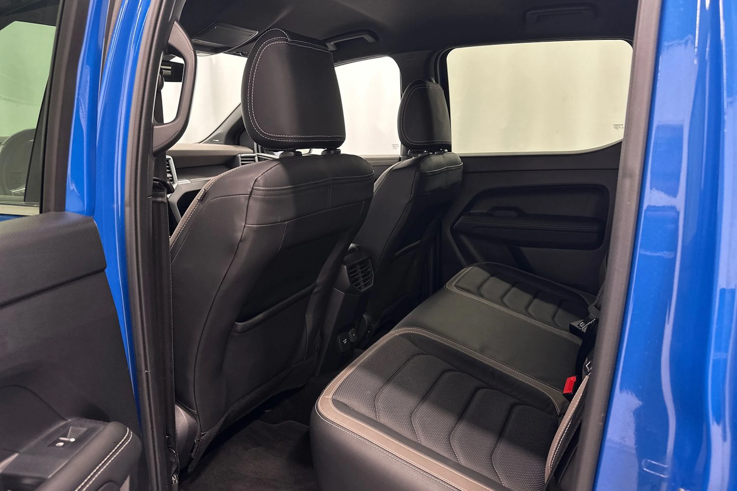 sininen Volkswagen Amarok 2024 kuva 23.