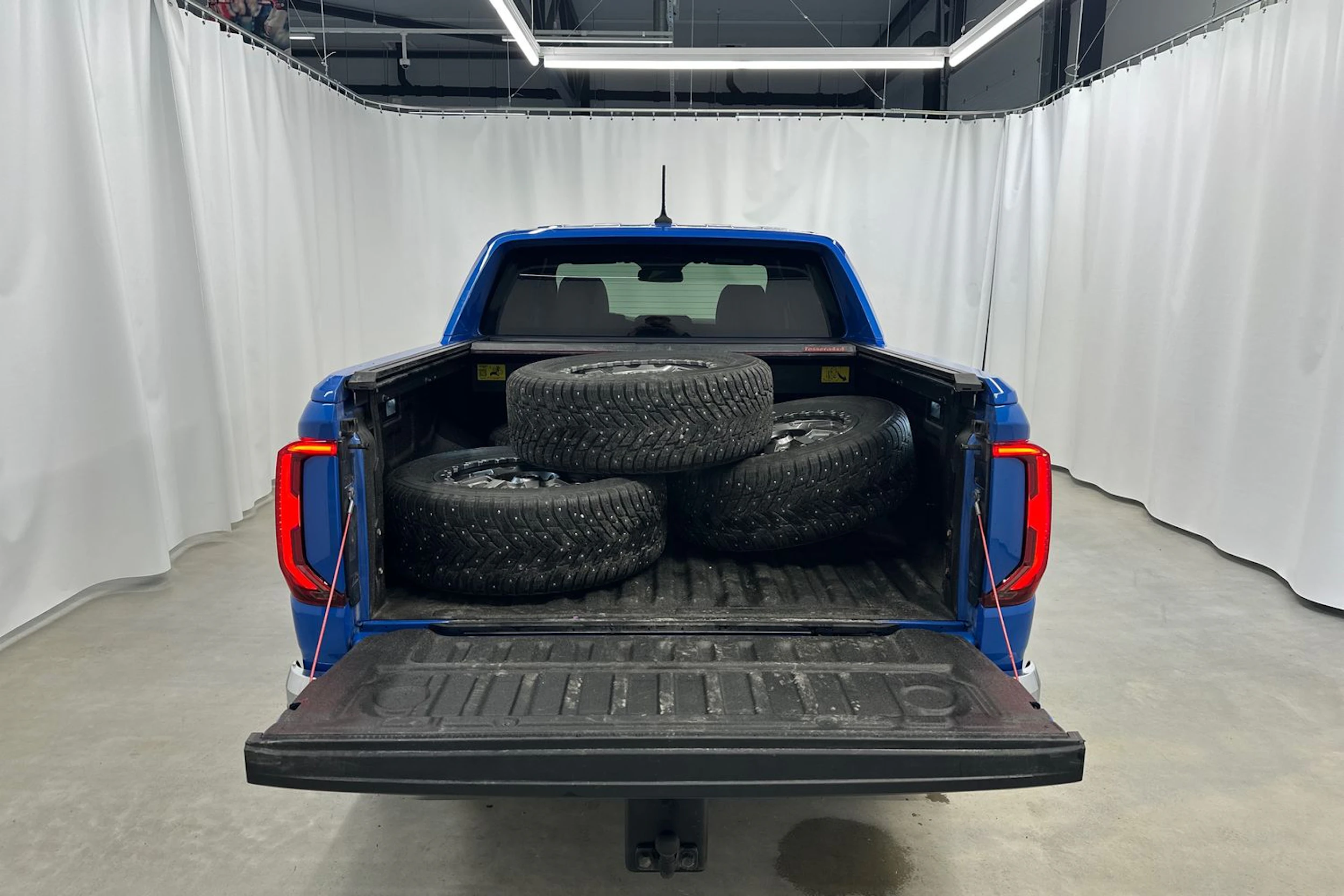 sininen Volkswagen Amarok 2024 kuva 24.