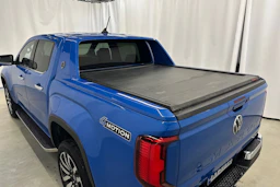 sininen Volkswagen Amarok 2024 kuva 25.