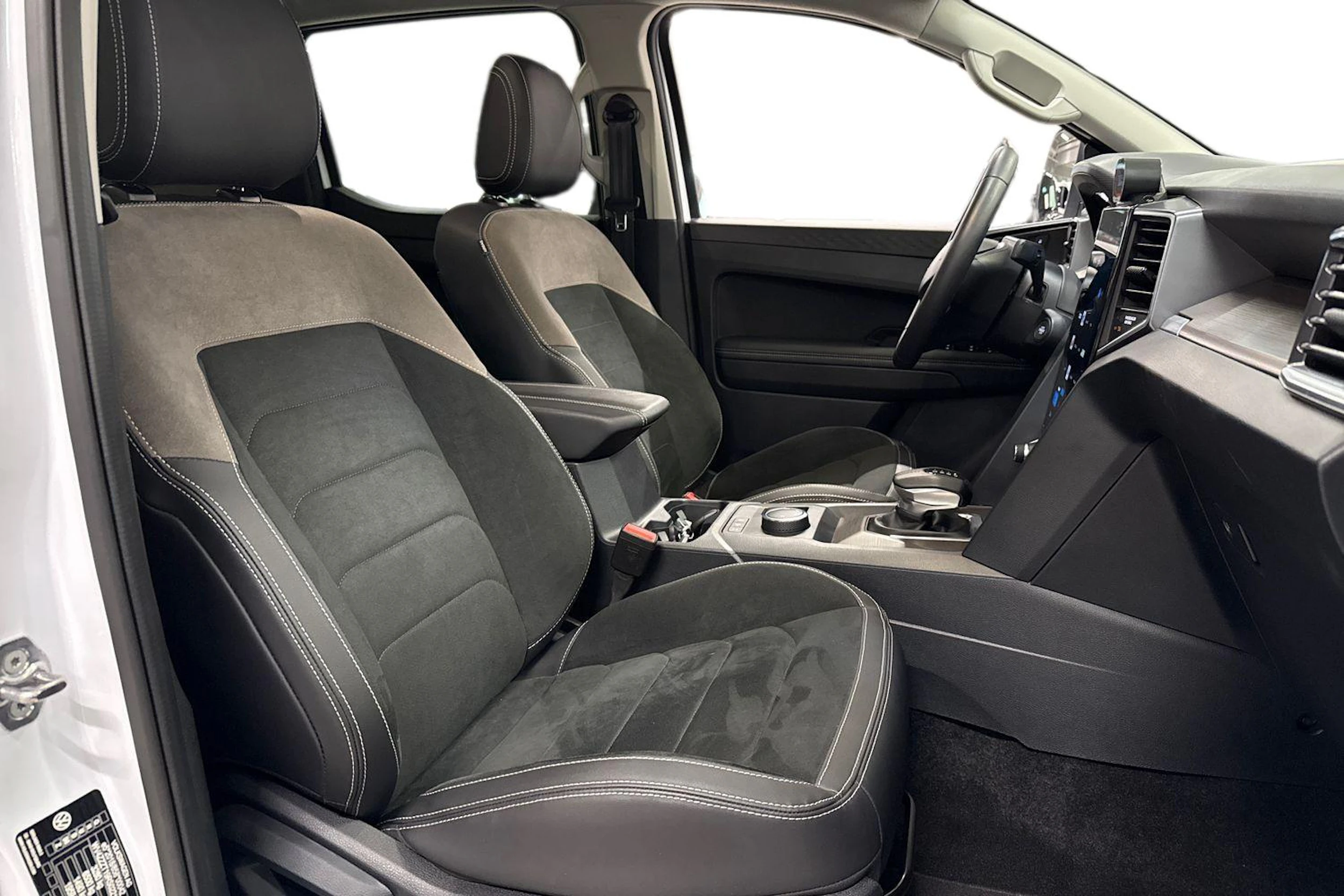 valkoinen Volkswagen Amarok 2024 kuva 11.