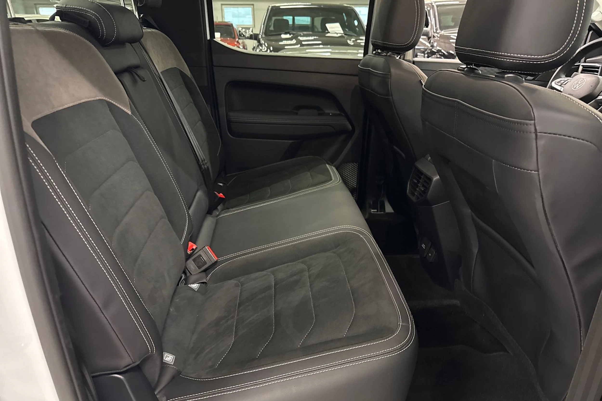 valkoinen Volkswagen Amarok 2024 kuva 13.