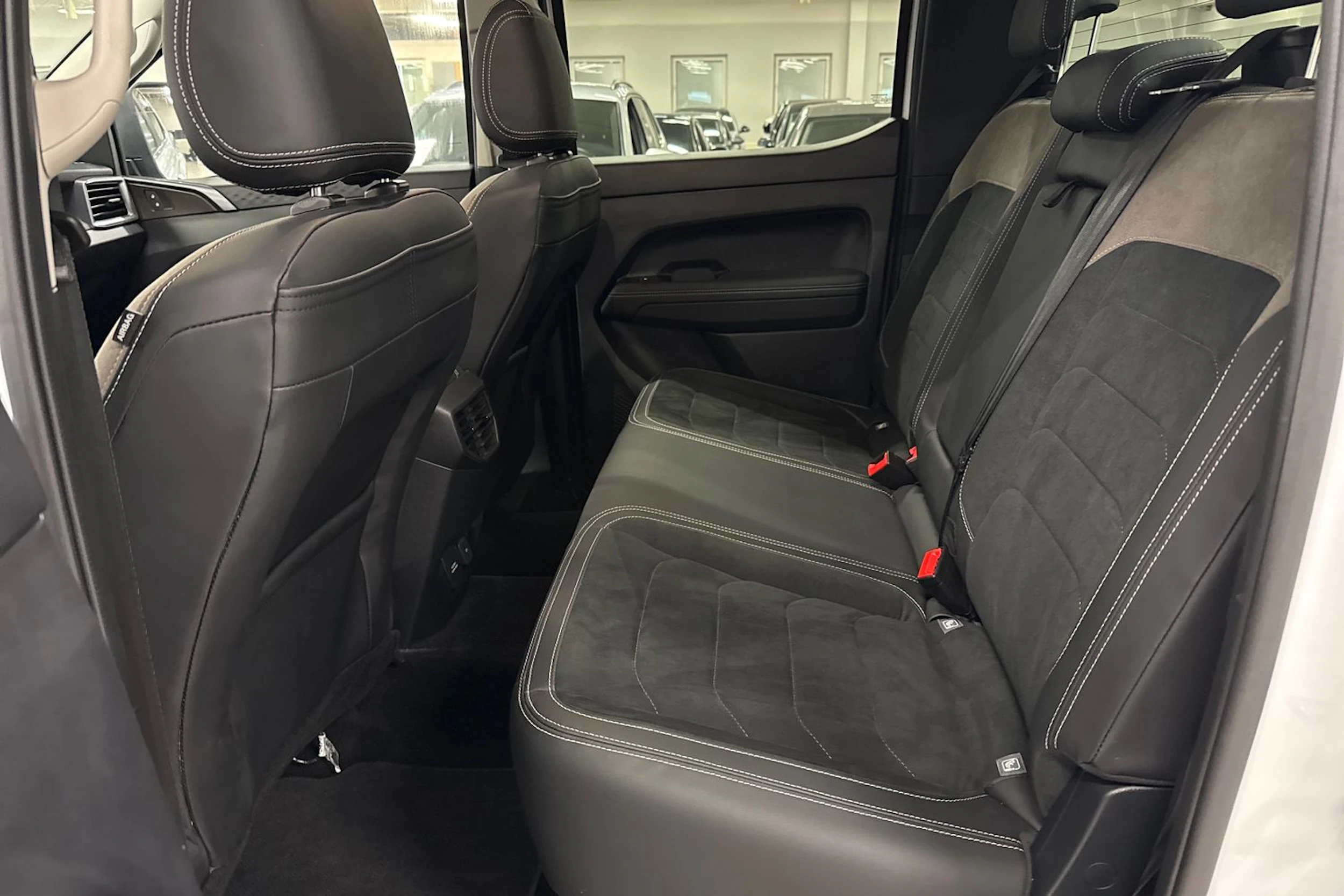 valkoinen Volkswagen Amarok 2024 kuva 16.