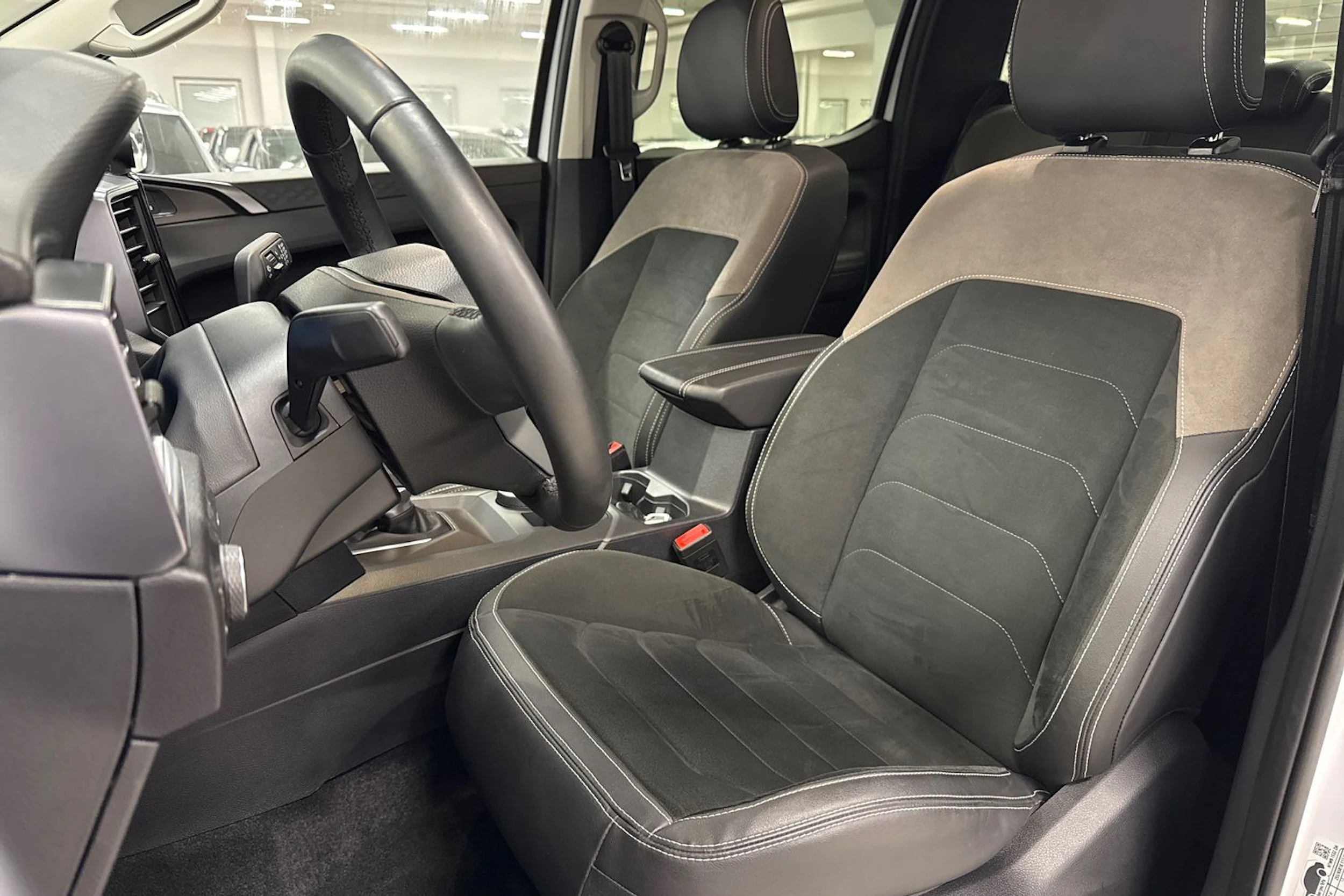 valkoinen Volkswagen Amarok 2024 kuva 17.