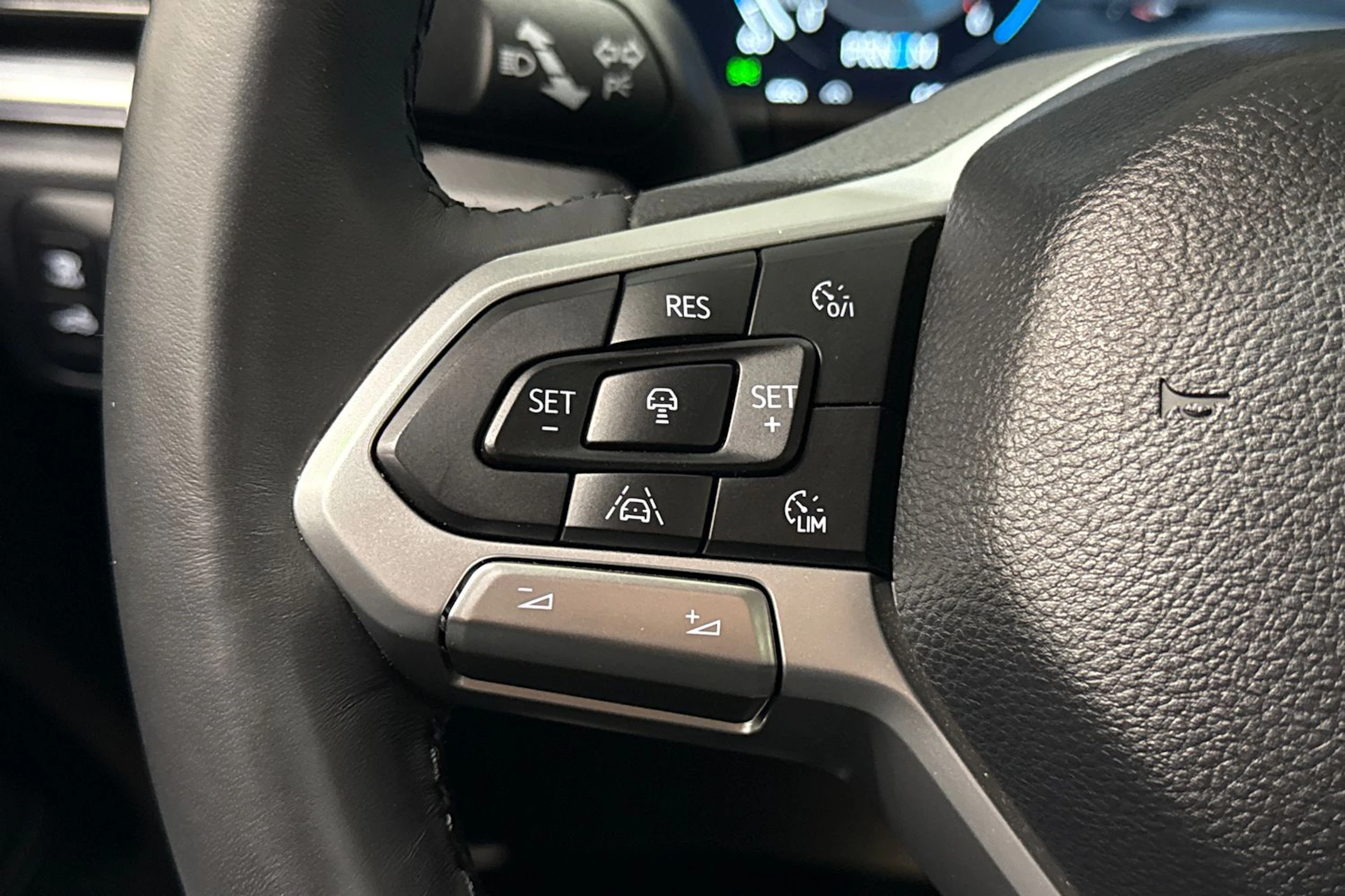 valkoinen Volkswagen Amarok 2024 kuva 18.