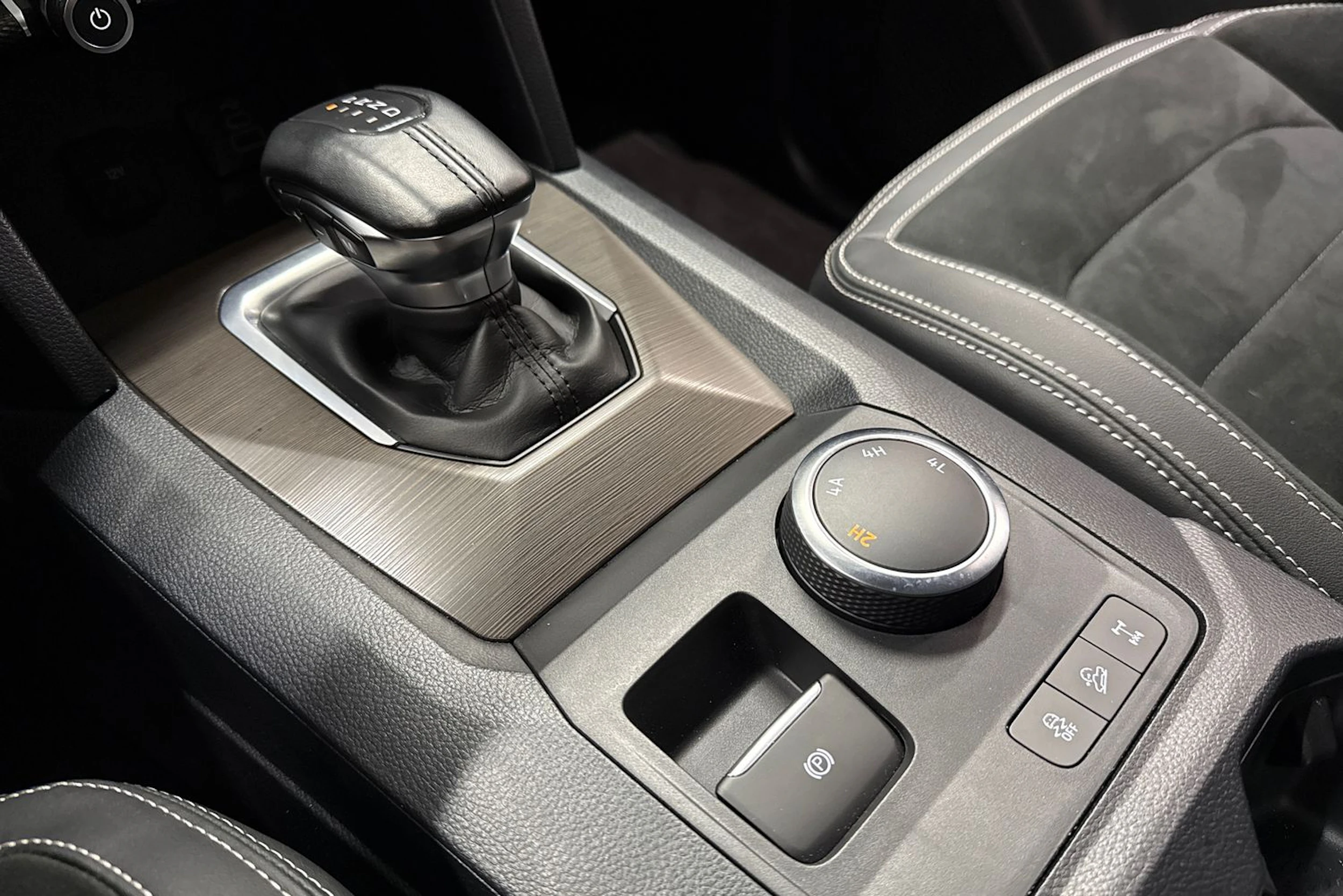 valkoinen Volkswagen Amarok 2024 kuva 22.