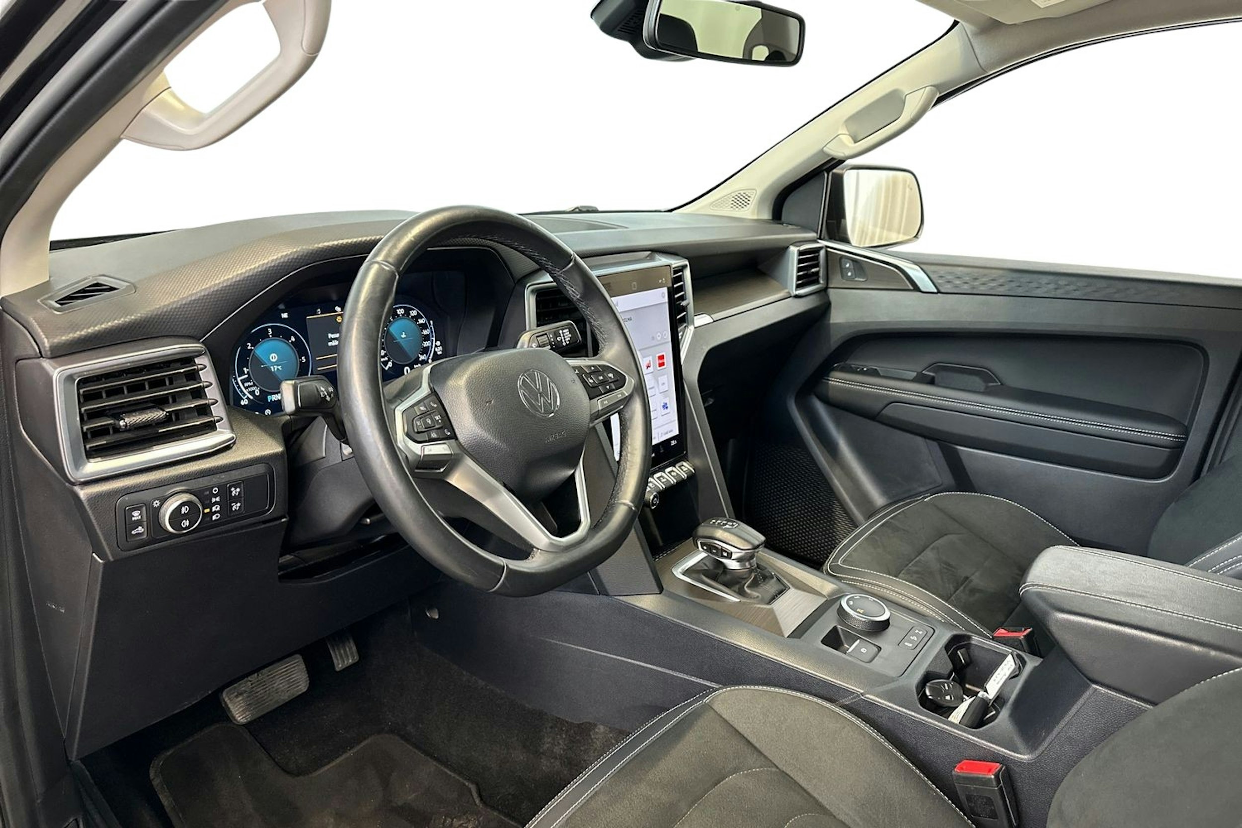 Musta Volkswagen Amarok 2024 kuva 7.